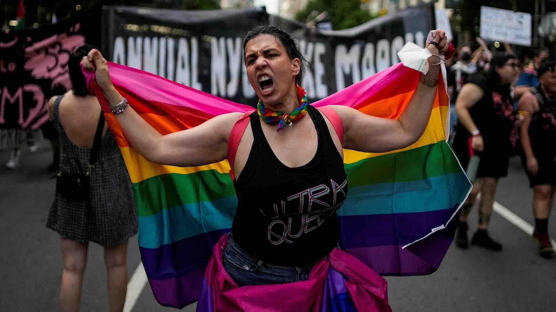 Marchas del Orgullo LGBTQ+ Reúnen Miles en Hungría, Francia, Perú y Bolivia