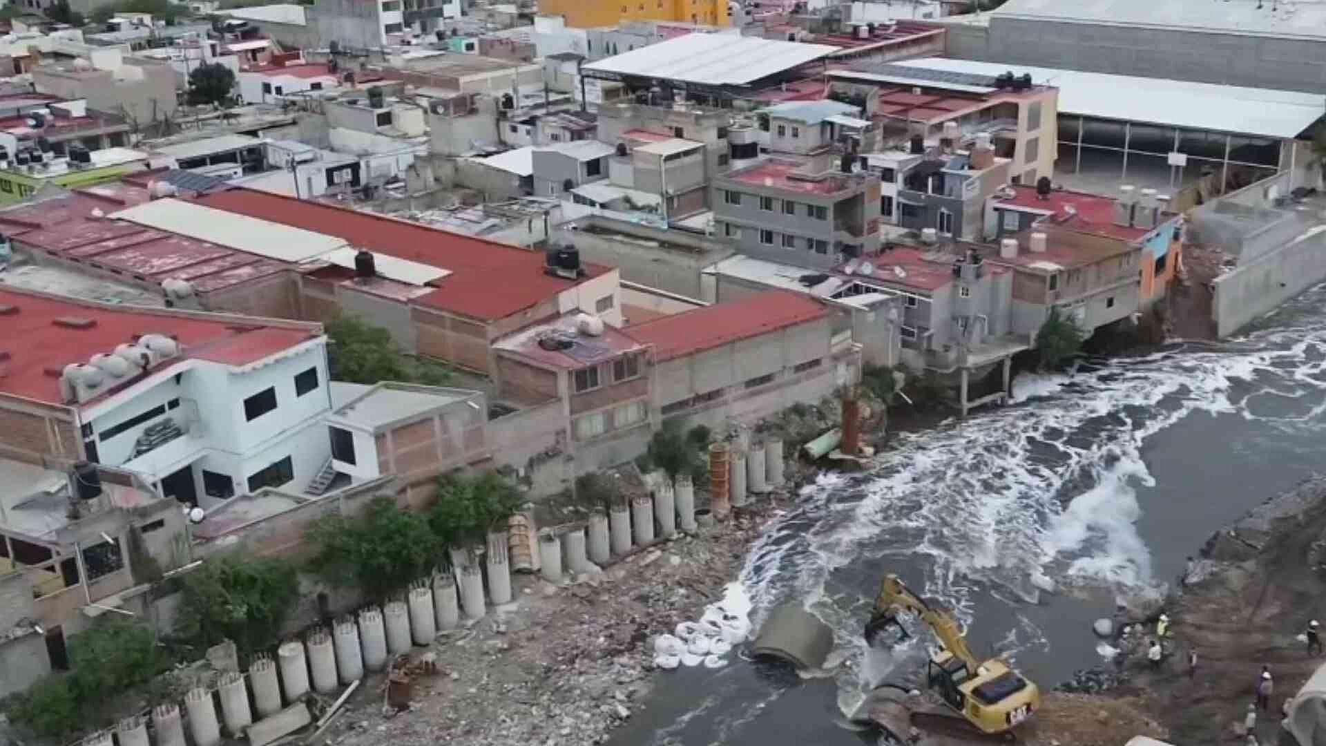 Fuerza del Caudal del Río Tula Forma Enorme Socavón Debajo de Vivienda en Hidalgo
