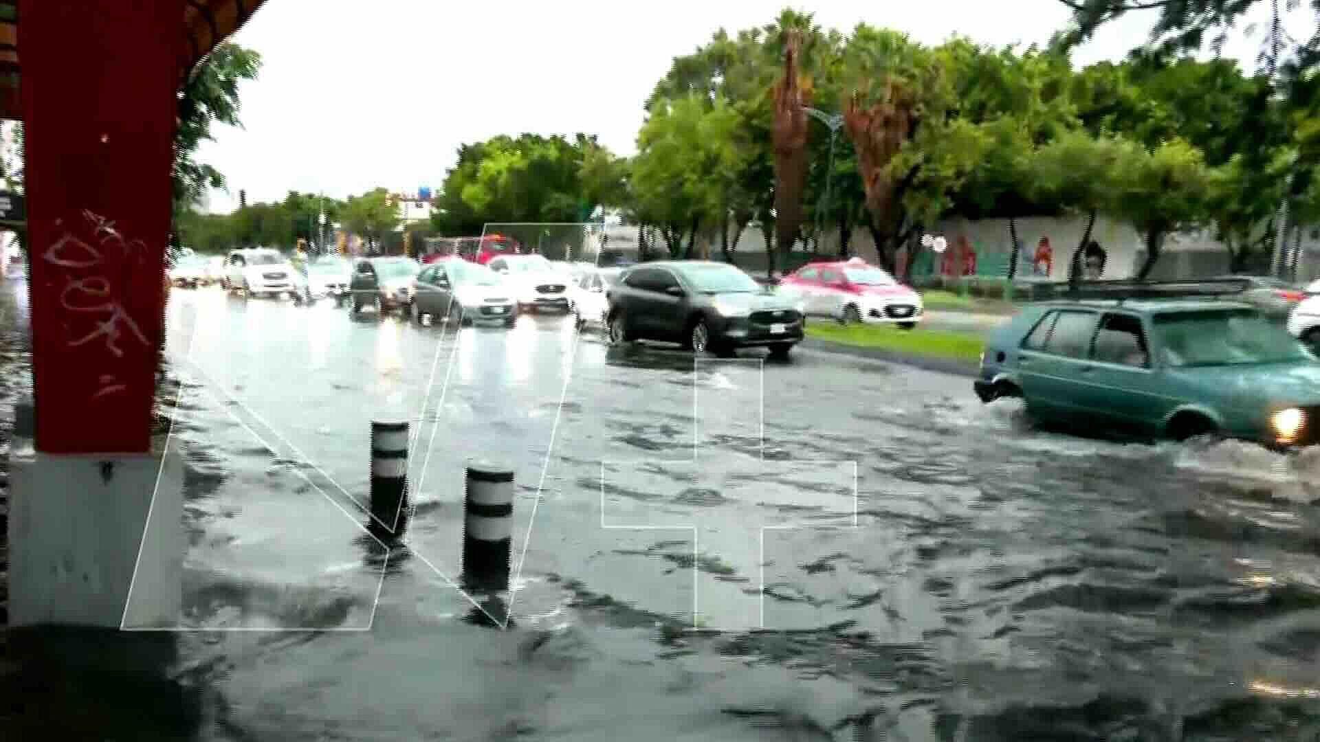 Inundación Afecta la Circulación en Eje 3 Oriente en la Colonia Jardín Balbuena, CDMX
