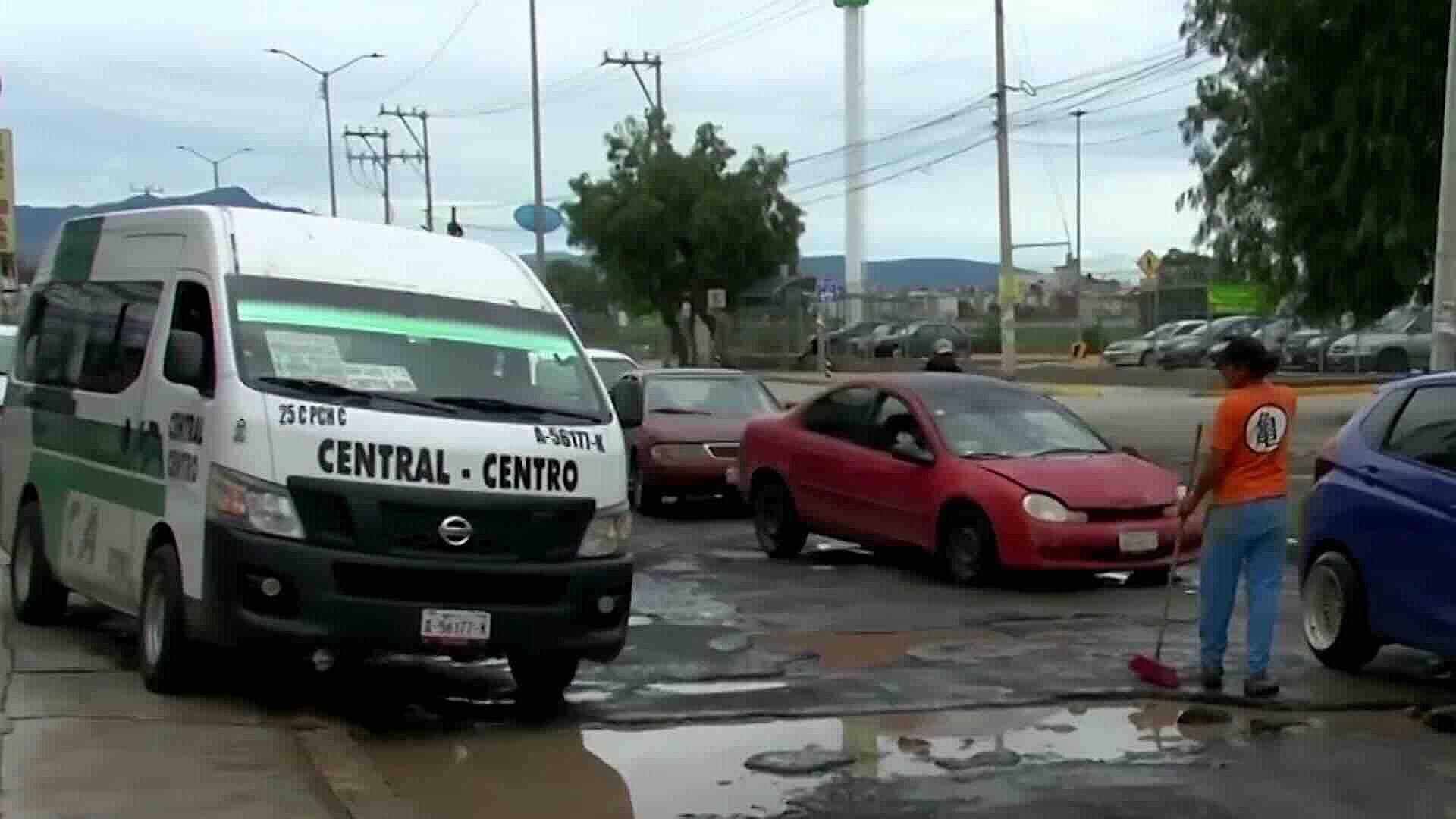 Lluvias Agravan los Baches en Calles de Mineral de la Reforma; Vecinos los Esquivan en Banqueta