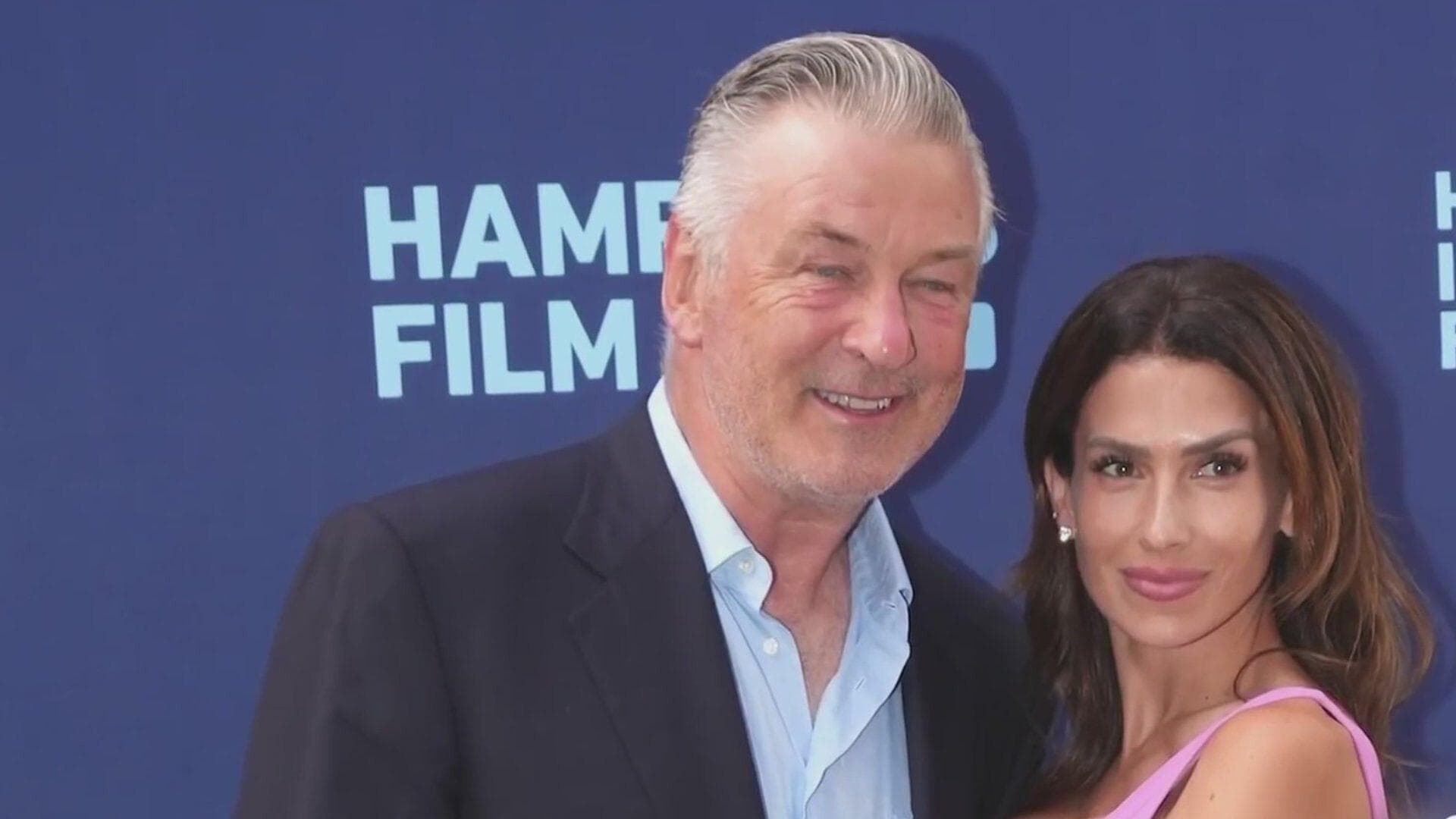 Tras Proceso Legal, Alec Baldwin Reaparece Públicamente en Alfombra Roja en Nueva York
