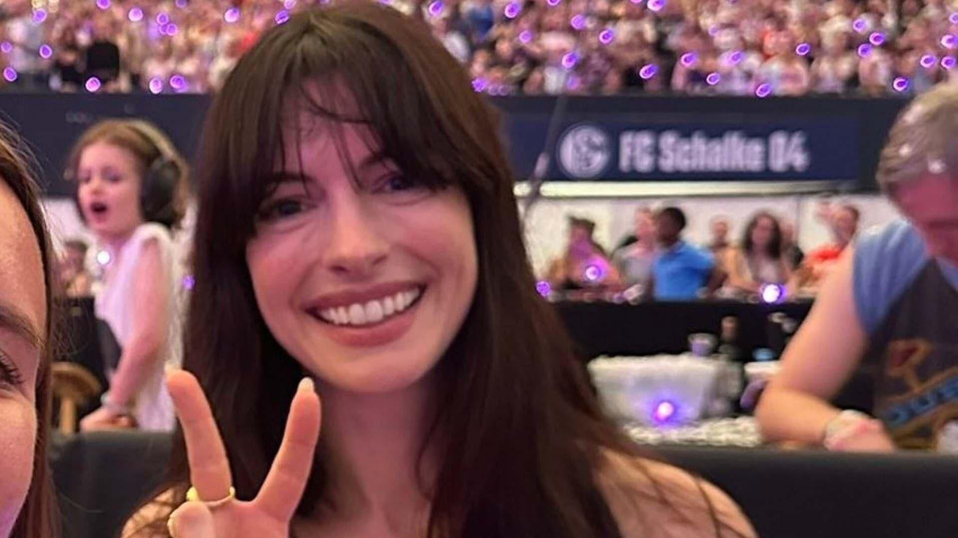La Actriz Anne Hathaway es Una gran Swiftie | VIDEO