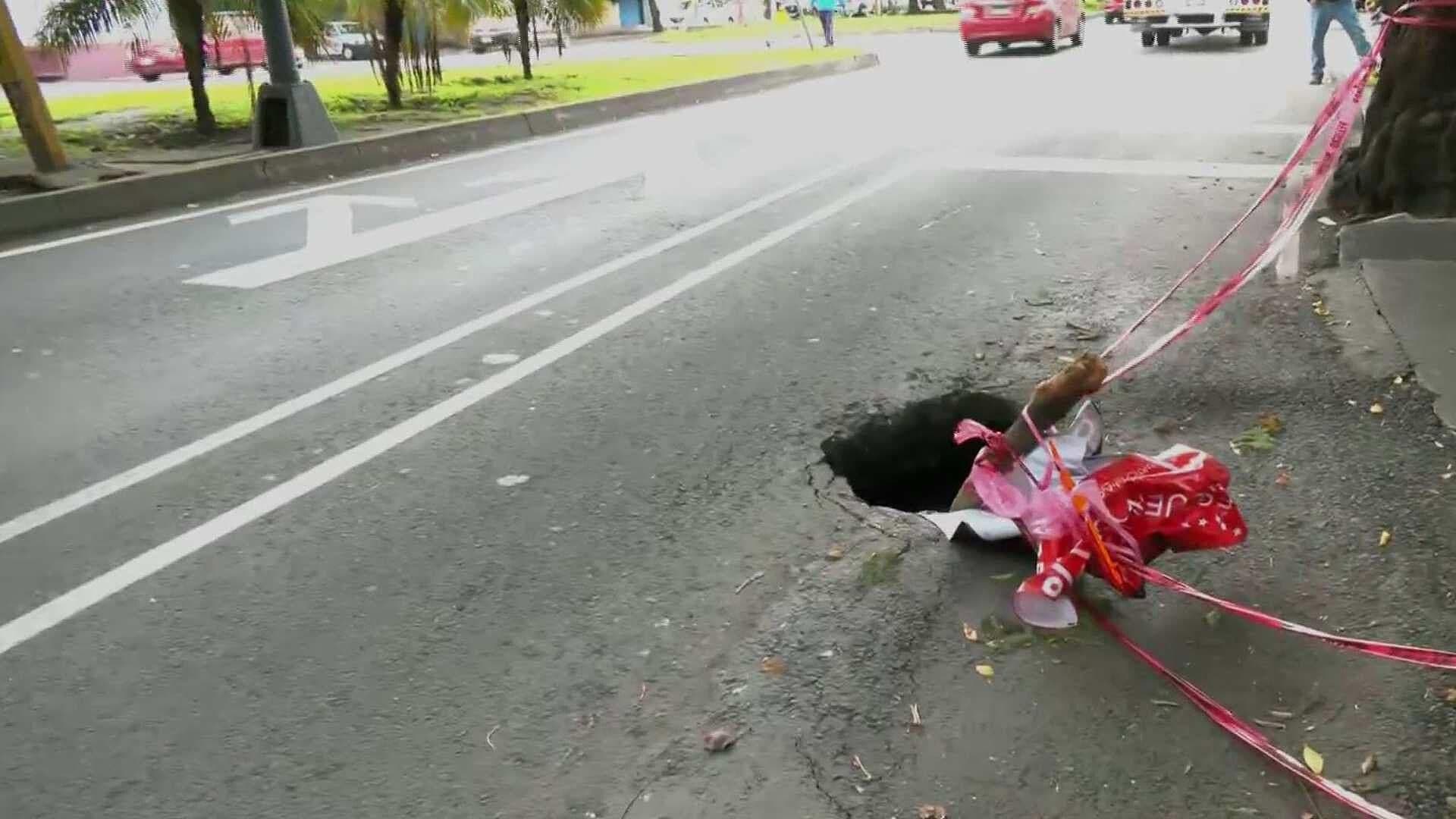Socavón en la Colonia Clavería, CDMX, Pone en Riesgo a Automovilistas