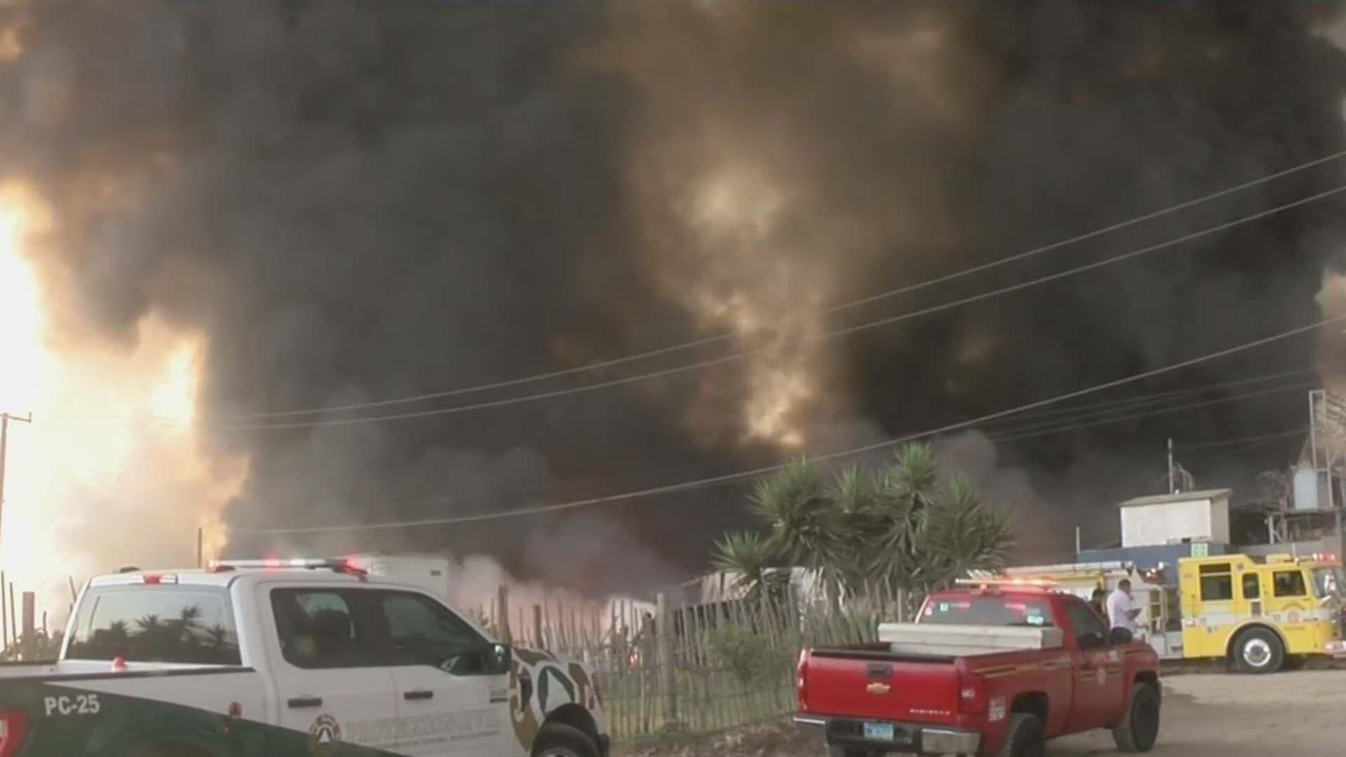 Incendio de Tarimas Provoca Columna de Humo que Cubre La Presa, Tijuana