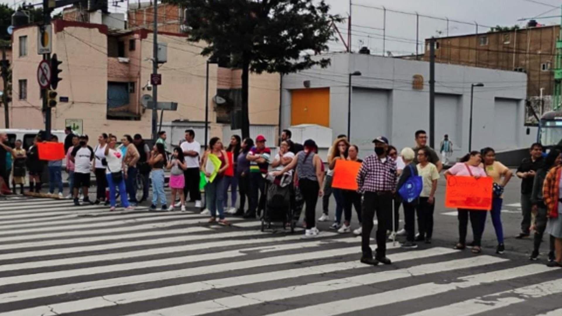 Bloqueo en CDMX: Por Falta de Luz, Vecinos Cierran Eje Central a la Altura de Garibaldi