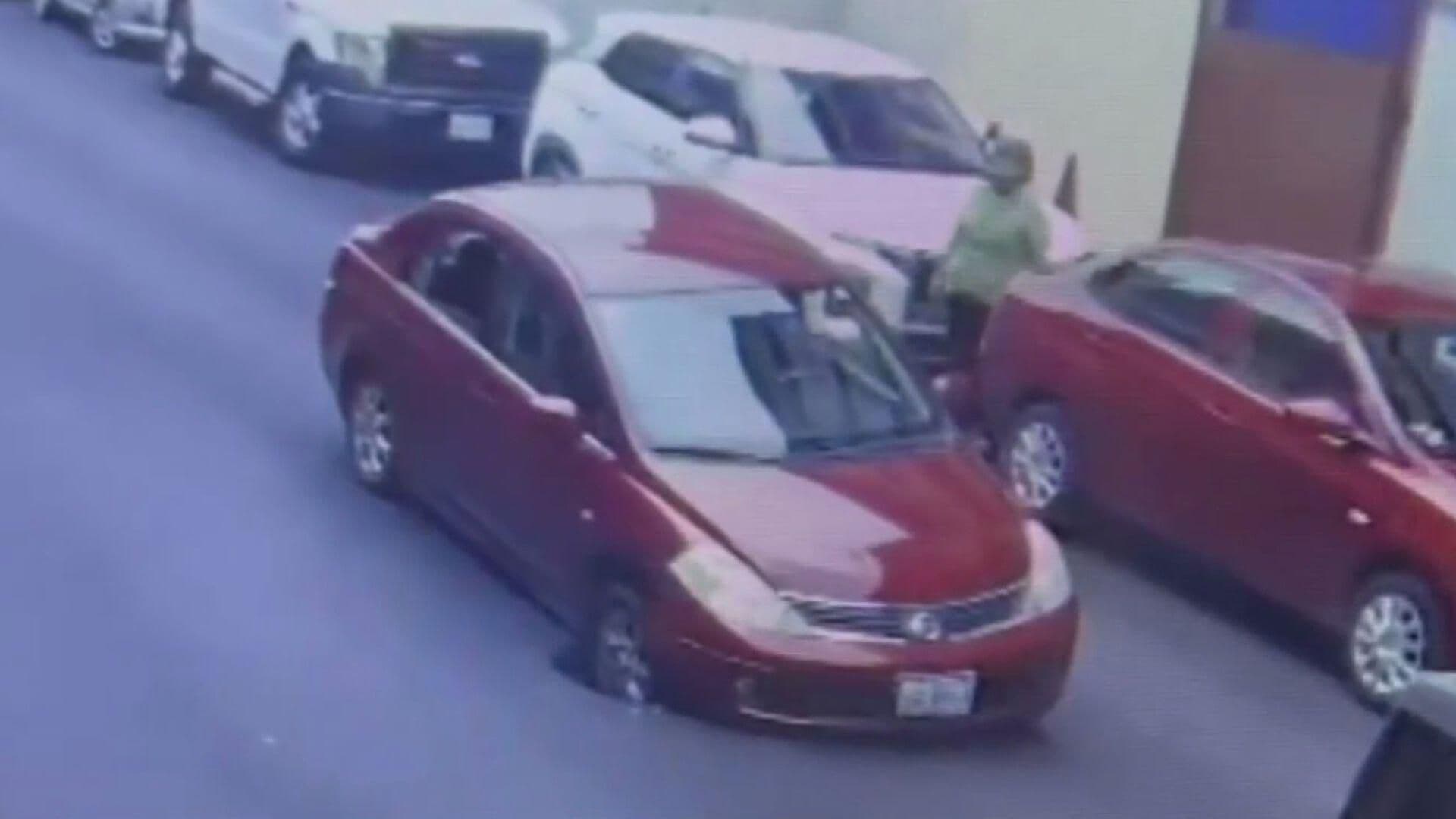Cae Auto en Registro sin Tapa en el Centro de Monterrey