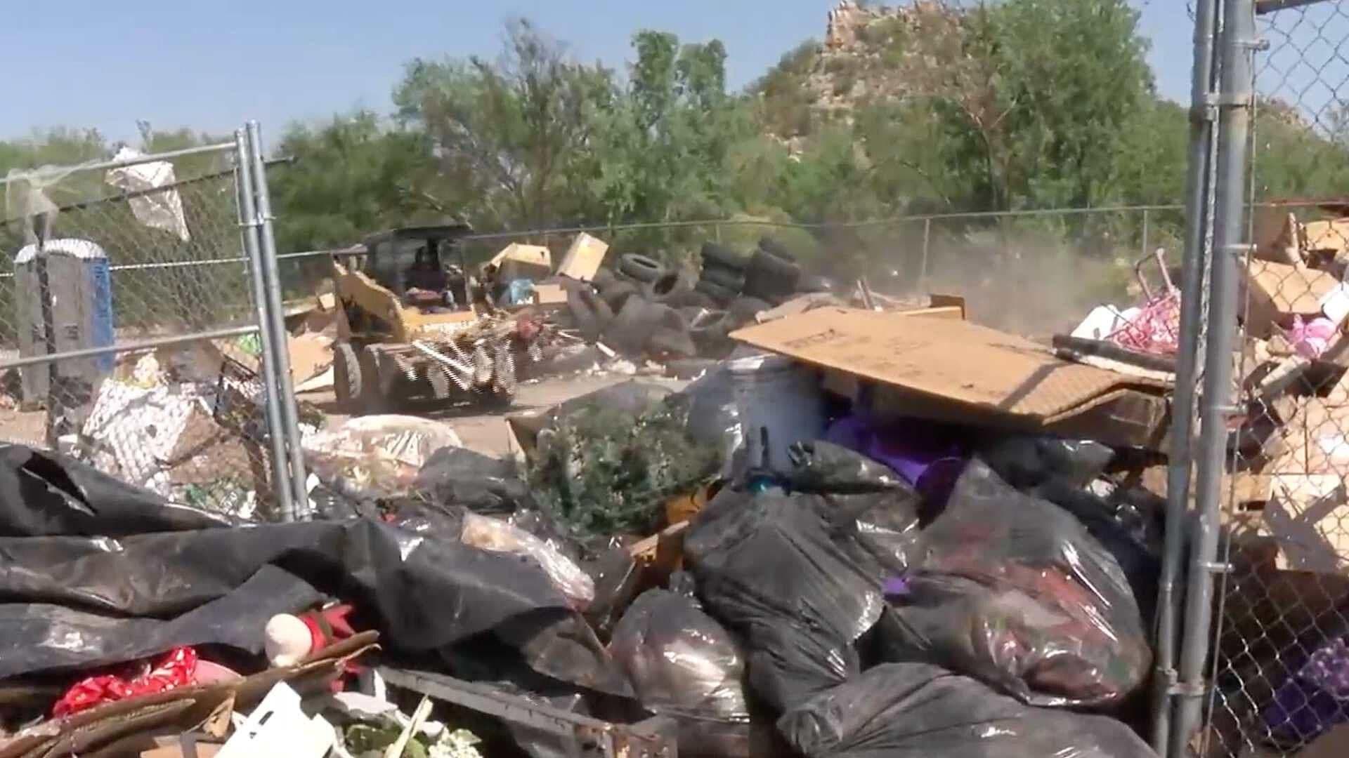Vecinos de Colonia Altares Molestos por Basurero que Excedió Capacidad