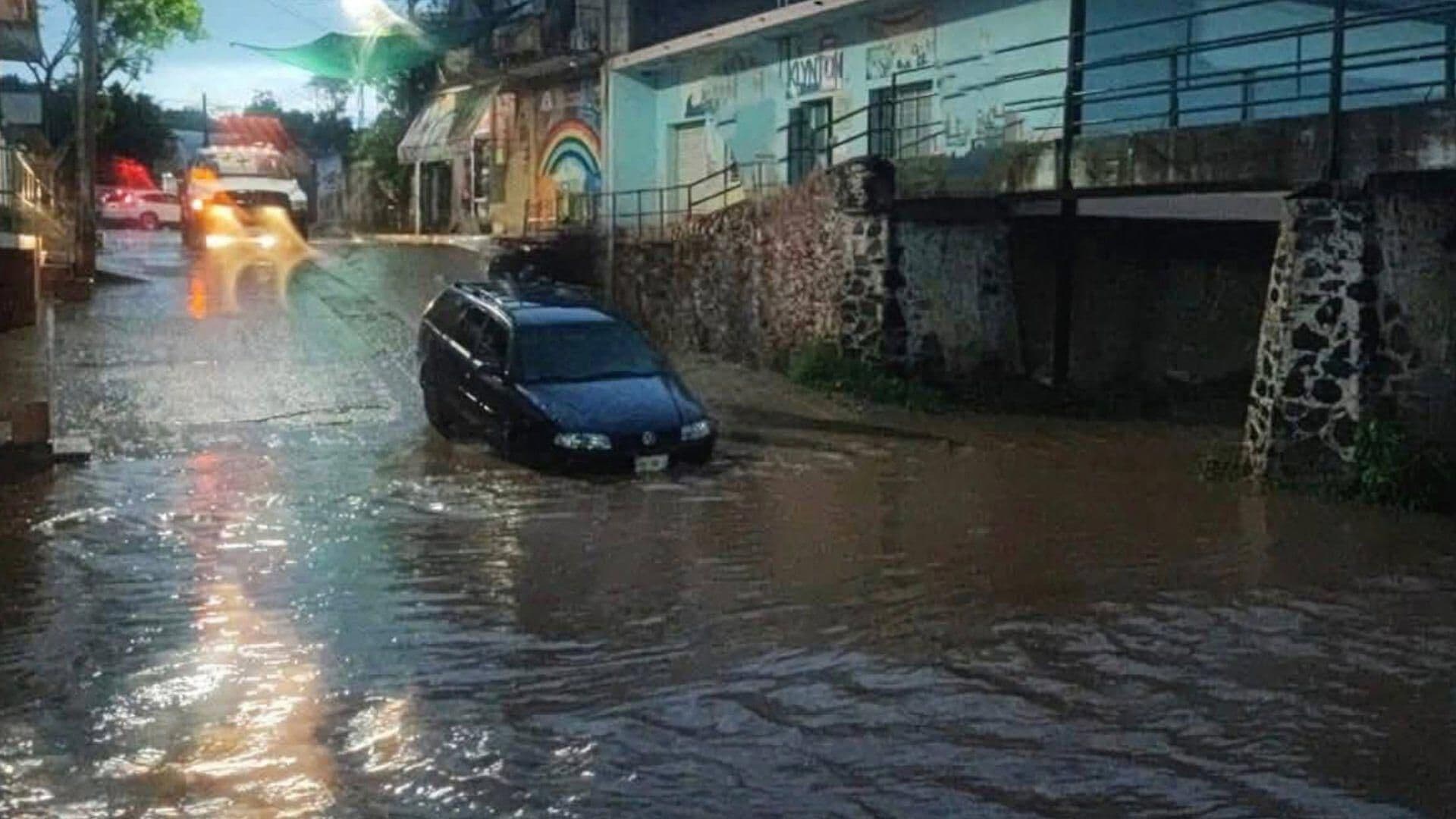 Se Desborda Barranca y Deja Calles como Ríos en Puebla