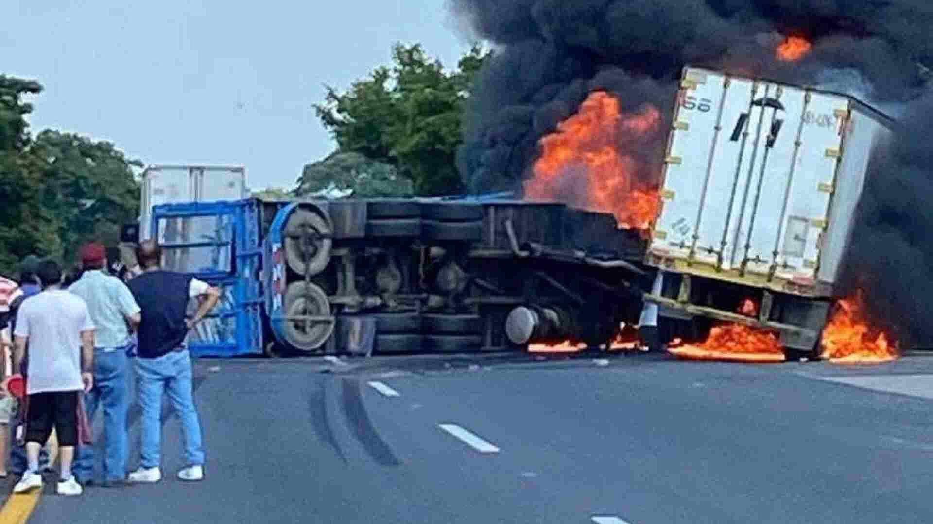 Video: Chocan Tres Tractocamiones en Autopista La Tinaja-Isla en Veracruz