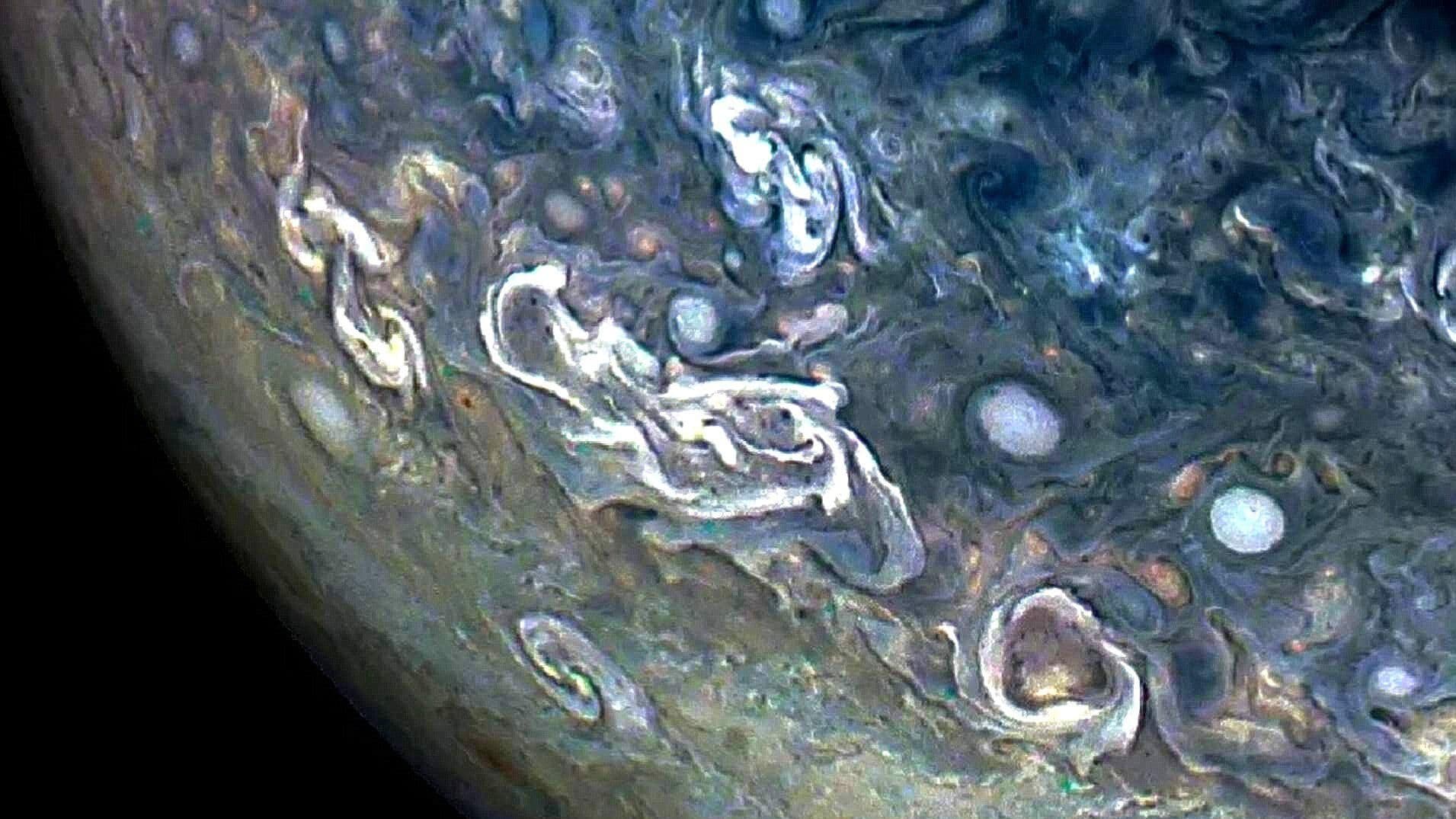 Expreso Desde el Espacio: La Nave Juno de la NASA Captura Impresionante Imagen de Júpiter