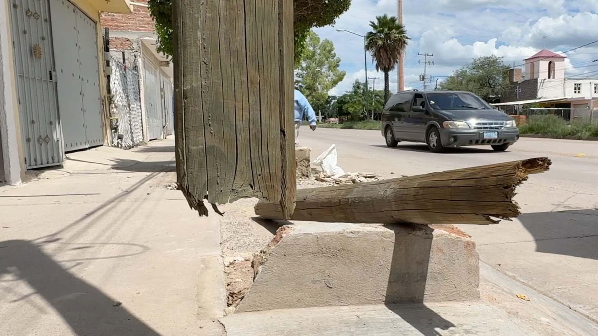 Camioneta Derrapa y Choca Contra Poste; lo Rompe del Golpe en Río Mayo en León