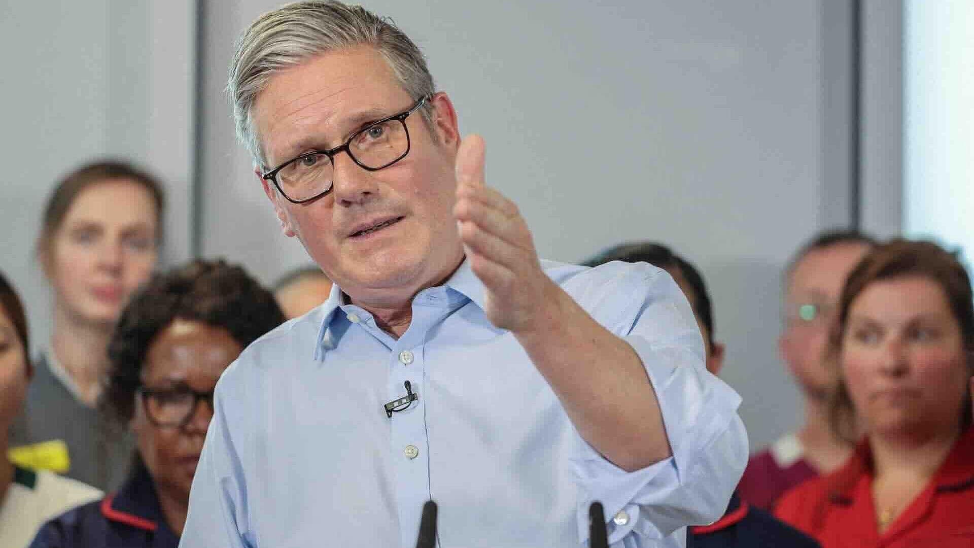 Popularidad de Keir Starmer se Desploma en Reino Unido a un Año de su Gobierno