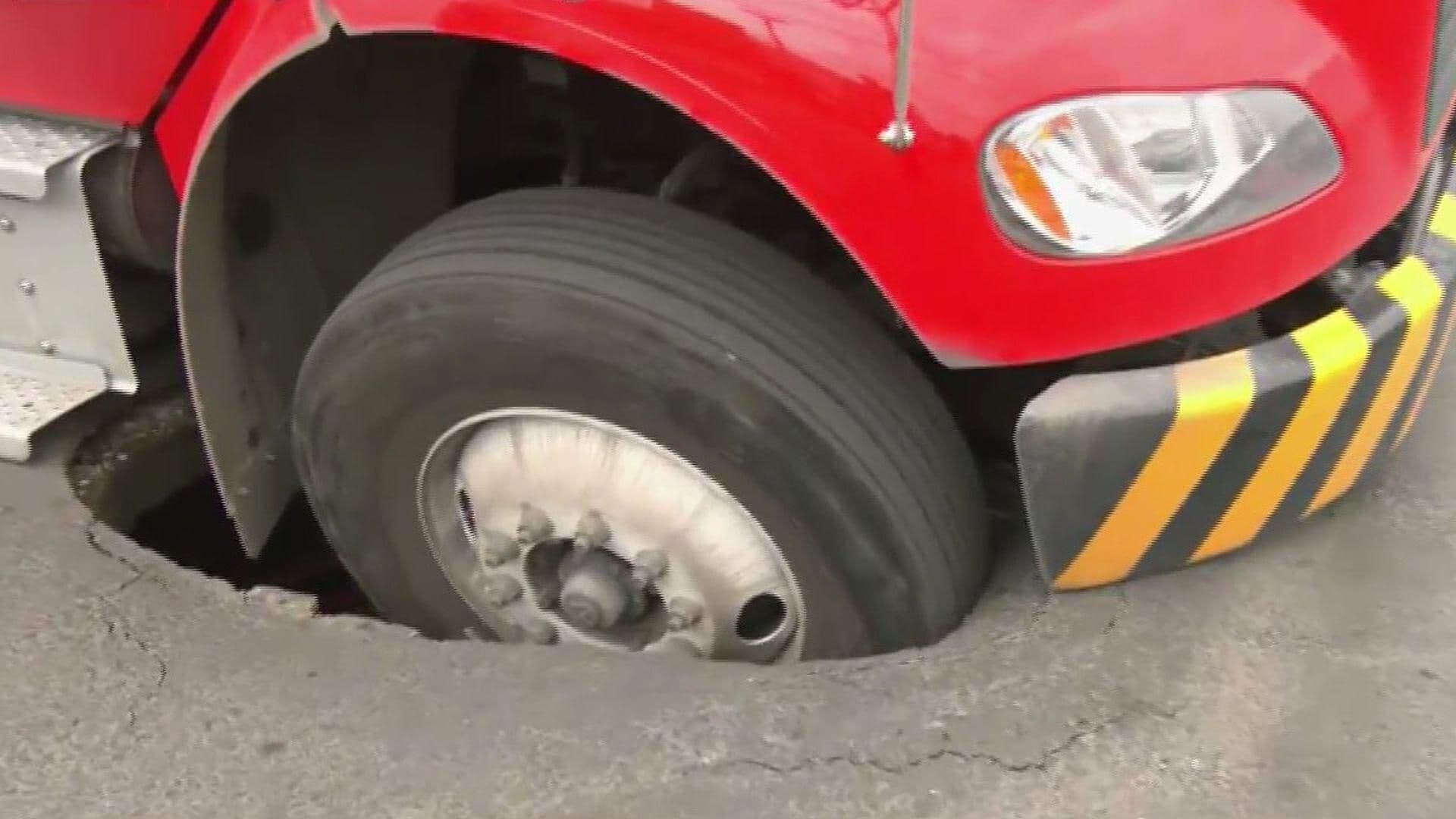 Camión de Refrescos Cae a Socavón en Colonia Moctezuma, CDMX