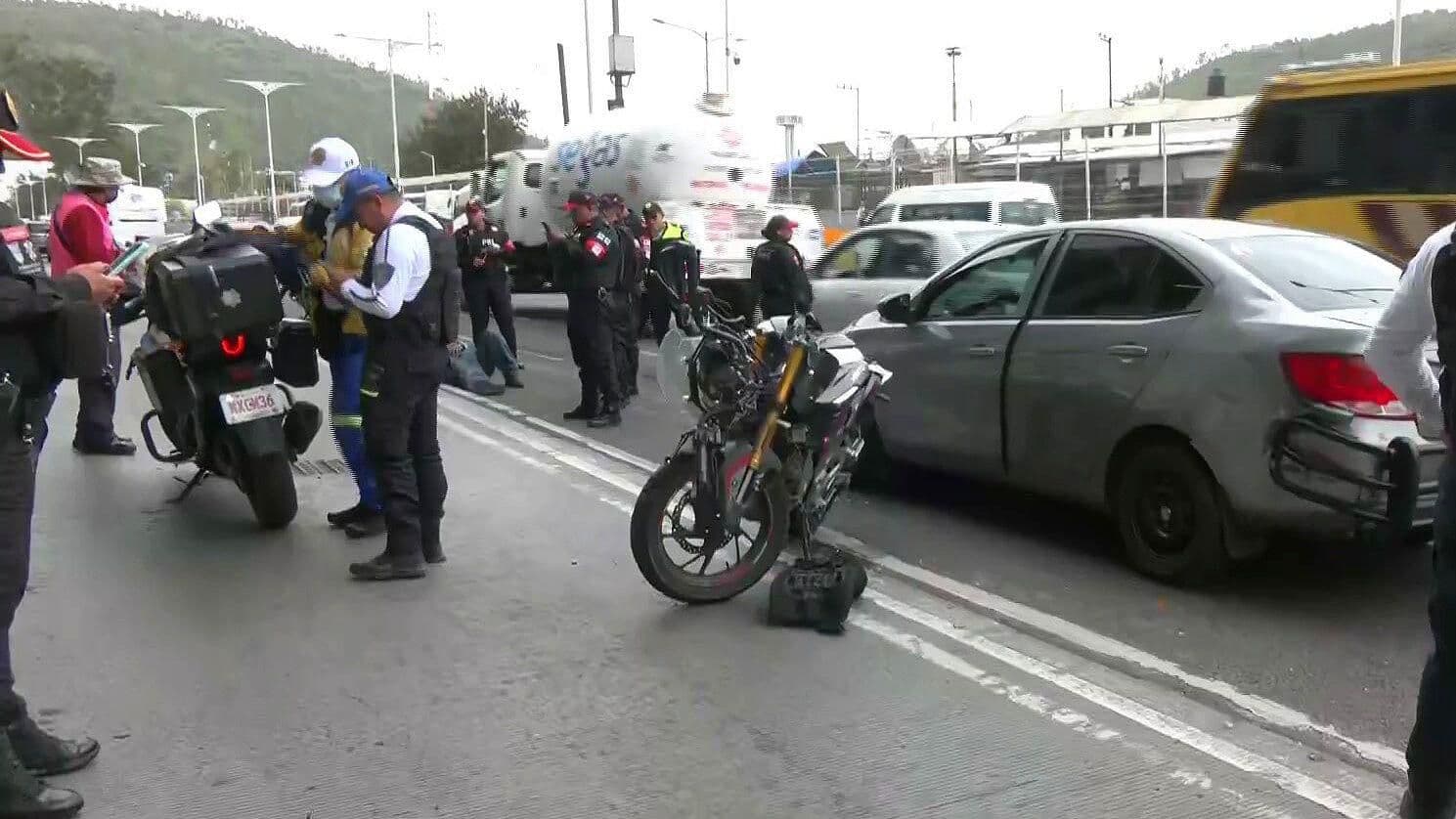 Motocicleta y Automóvil Chocan en Insurgentes Norte frente a Paradero de Indios Verdes