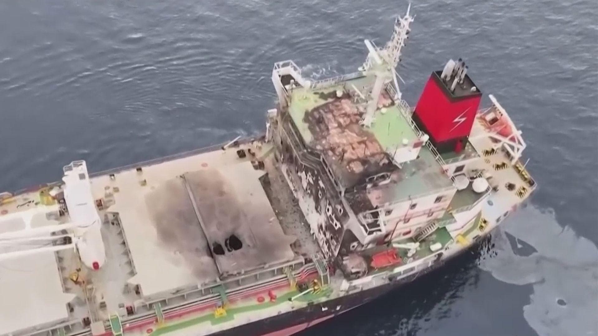 Rebeldes Hutíes se Adjudican Ataques contra 2 Buques Mercantes en el Mar Rojo | VIDEO