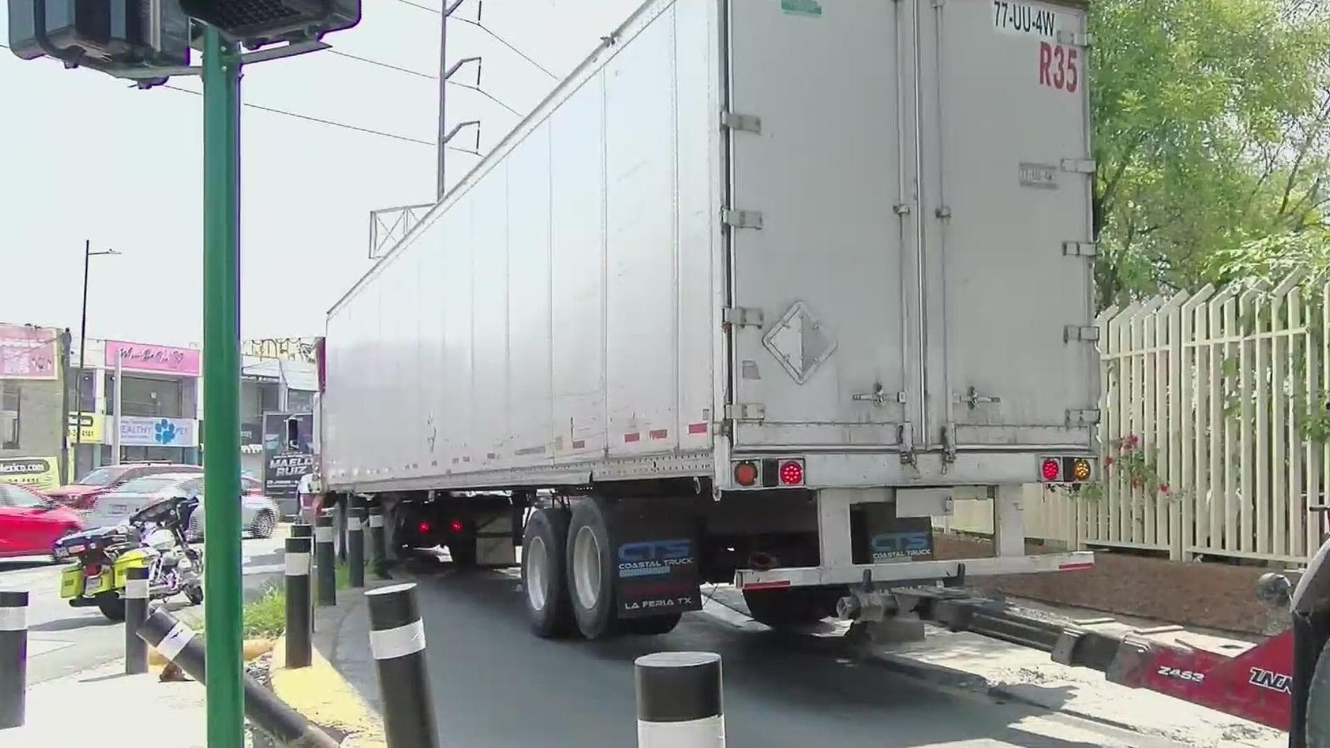 Queda Tráiler Atorado en Bolardos; Chofer Desconocía Ruta en Gonzalitos a Ruiz Cortines