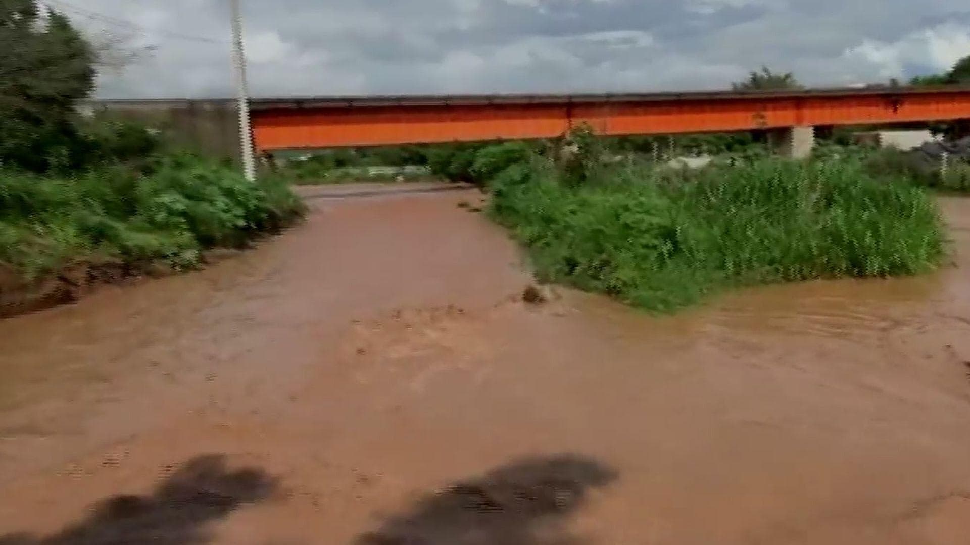 Fuertes Lluvias Provocan Desbordamiento de Río en Compostela, Nayarit