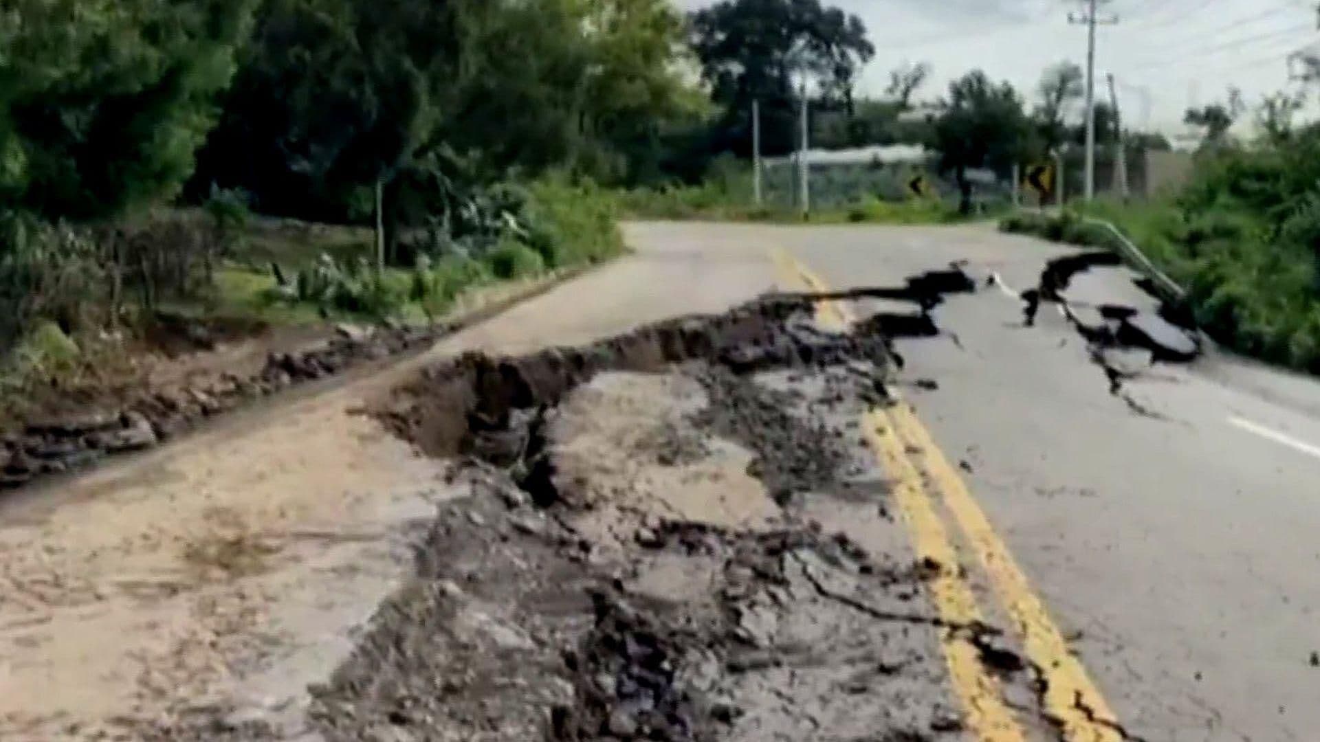 De Pequeña Grieta a Enorme Socavón, en la Carretera Tenango-Tenancingo