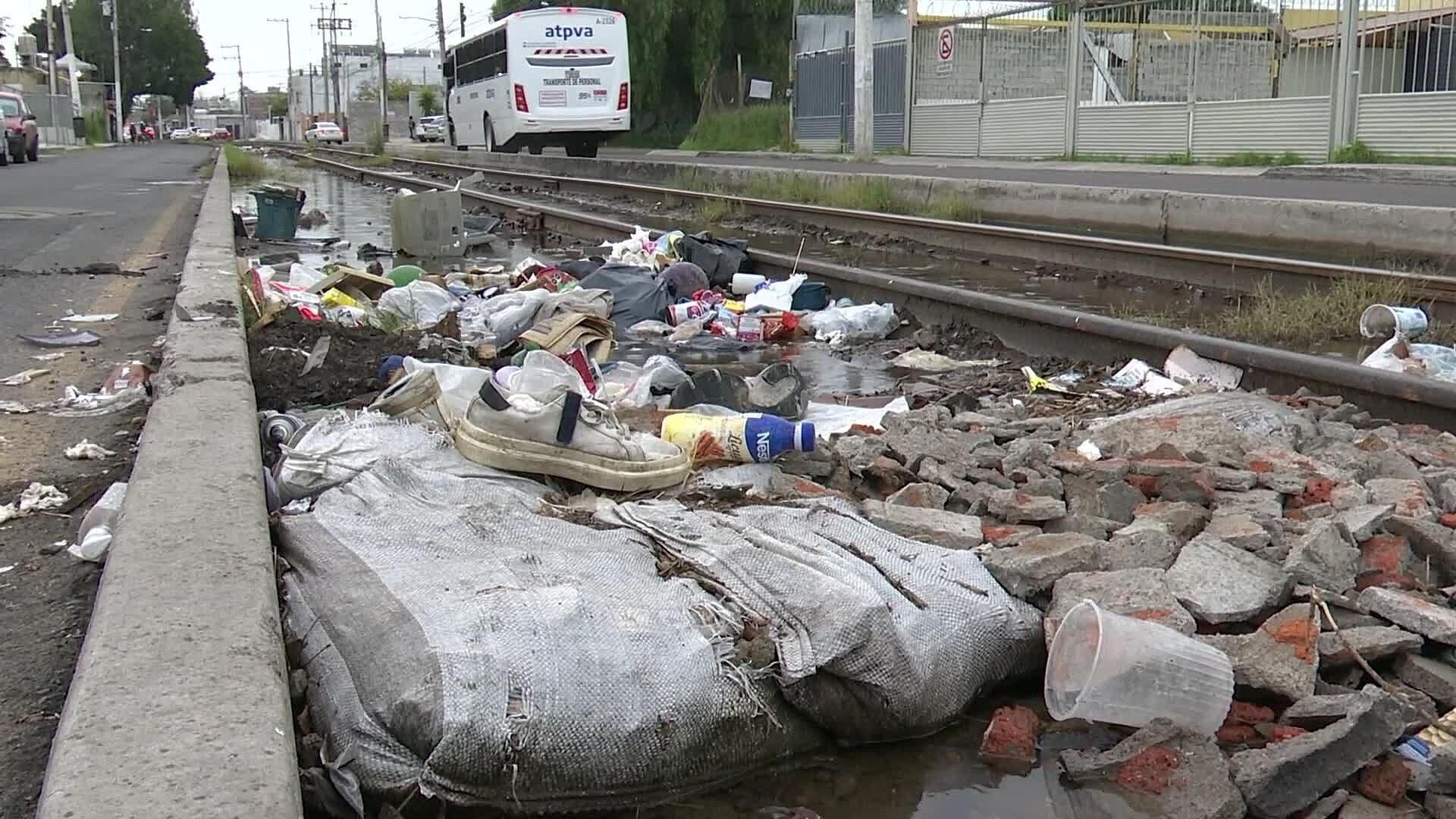 Viralizan a Hombre Tirando Basura en Paso del Tren de Carrillo Puerto en Querétaro