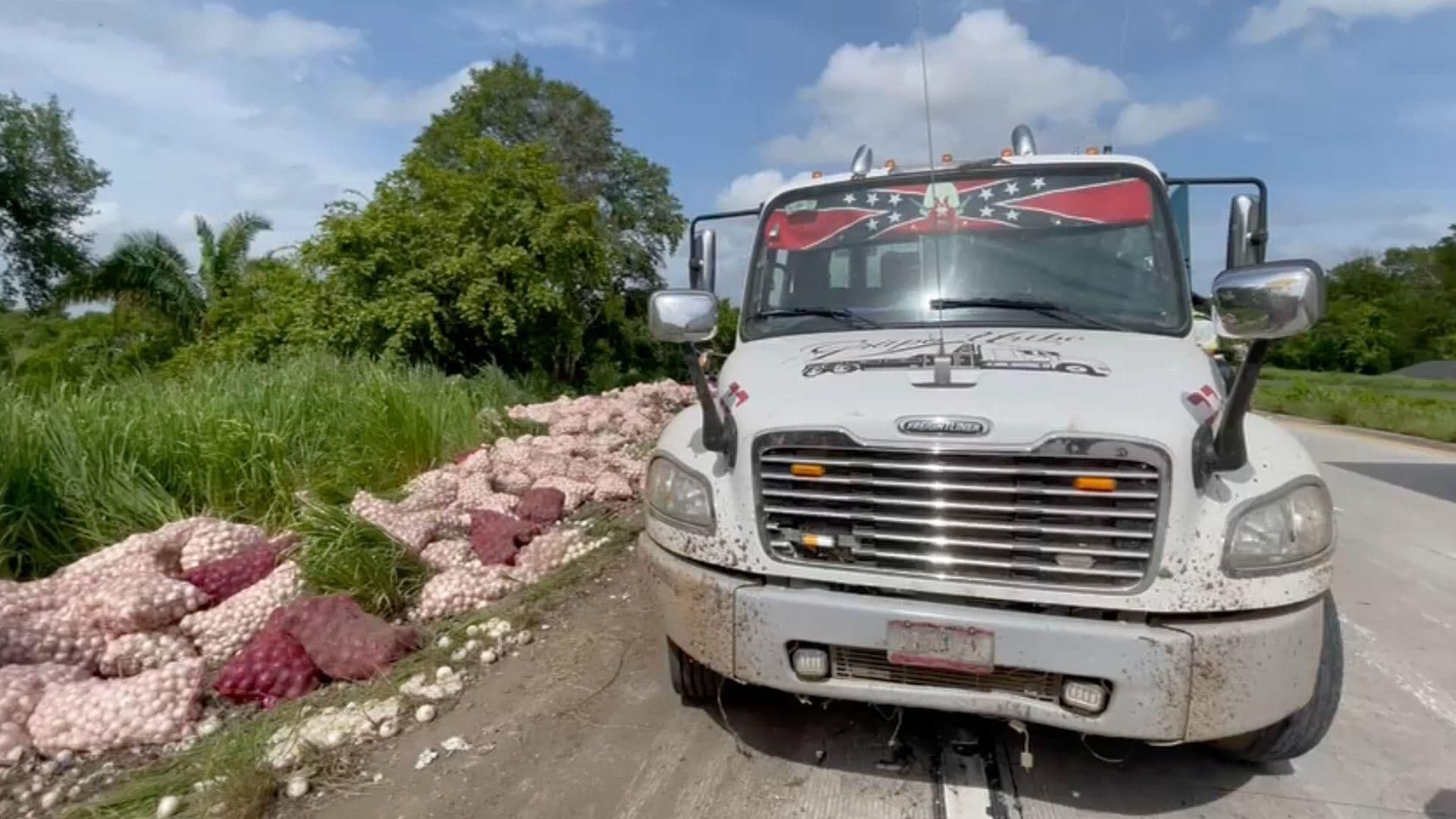 Vuelca Tráiler Cargado de Cebollas en Autopista La Tinaja-Cosoleacaque