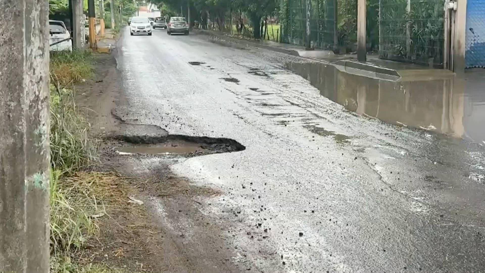 Socavón Afecta Vialidad en Carretera de Playa de Vacas