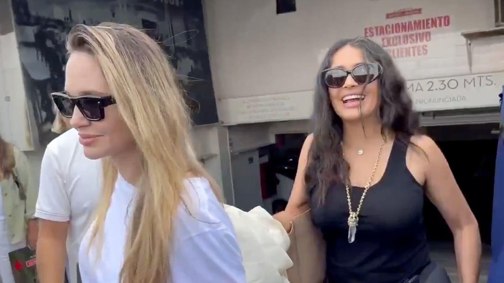 Salma Hayek Lleva a Angelina Jolie a la Más Típica Cafetería de Veracruz