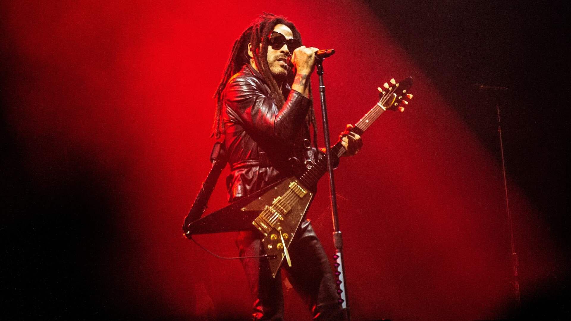 Lenny Kravitz Invita a Pequeña Fan a Subir al Escenario | VIDEO