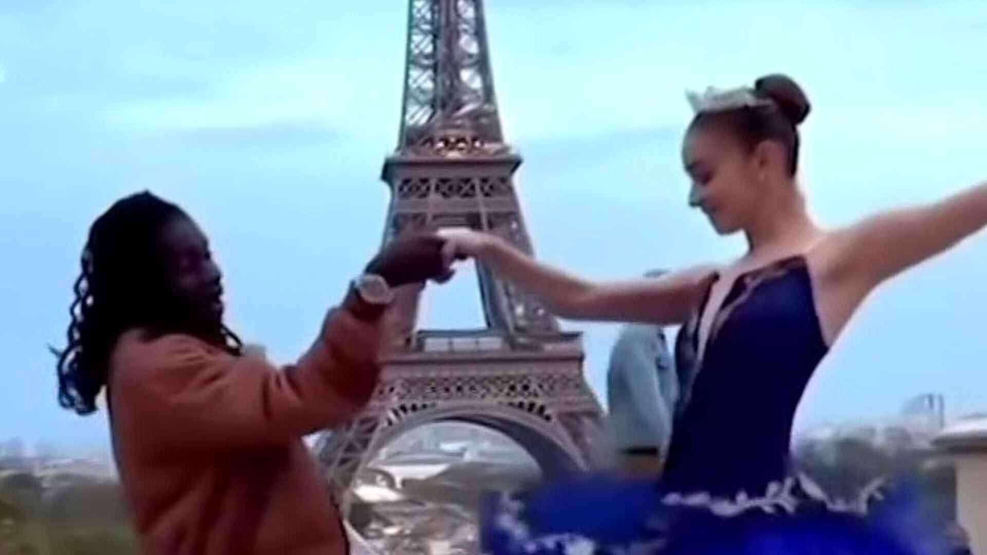 Bailarines Cautivan con Fugaz Actuación Frente a la Torre Eiffel