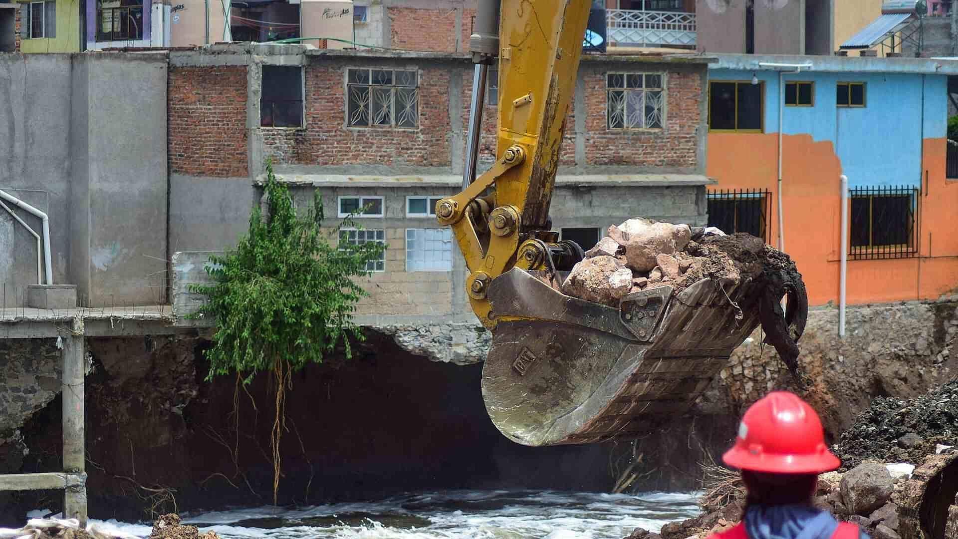 VIDEO: Demuelen Vivienda Que Quedó en Socavón Formado por Crecida de Río Tula