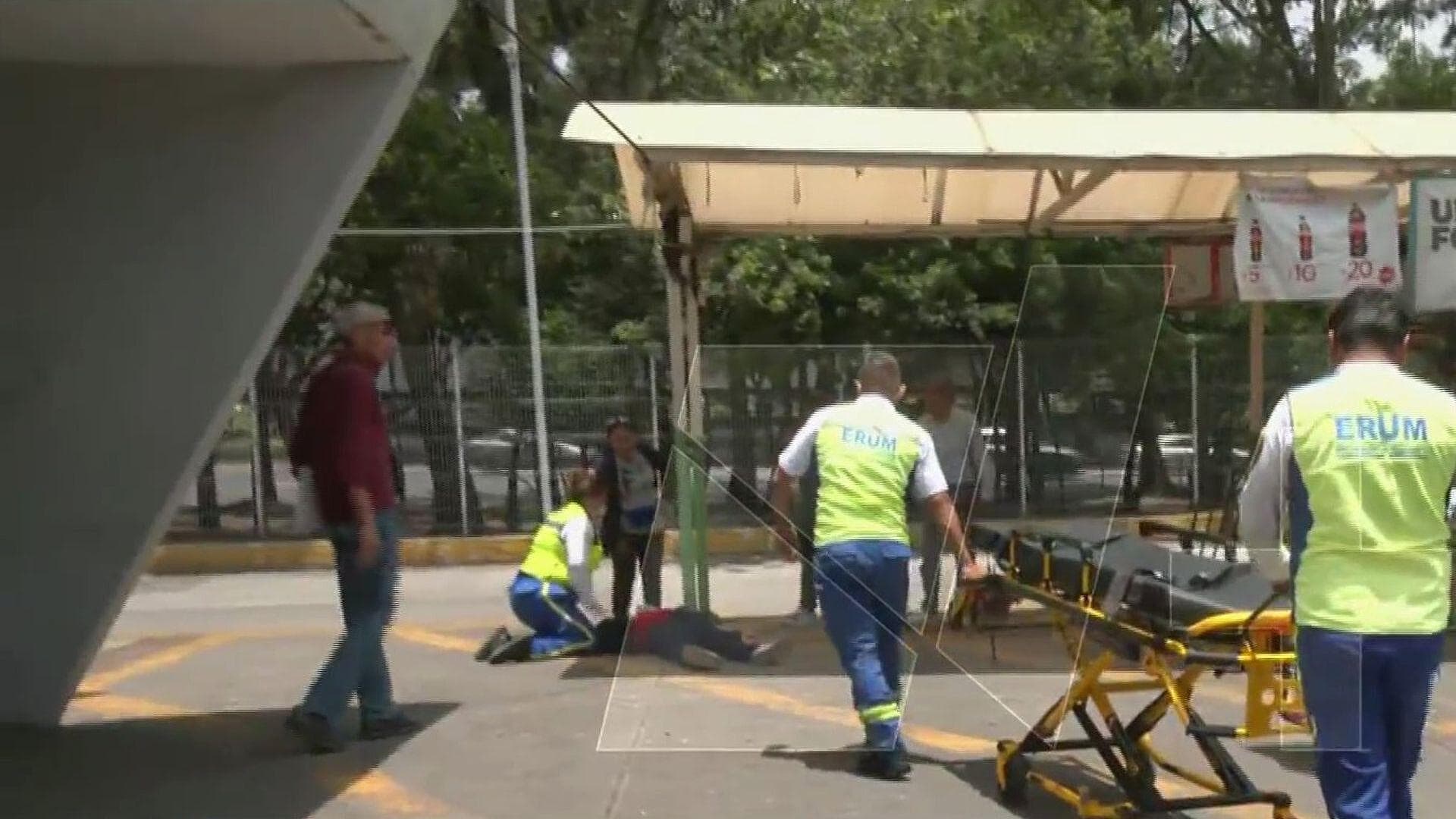 Atienden a Hombre que se Desvaneció en Entrada de la Estación Potrero del Metro CDMX
