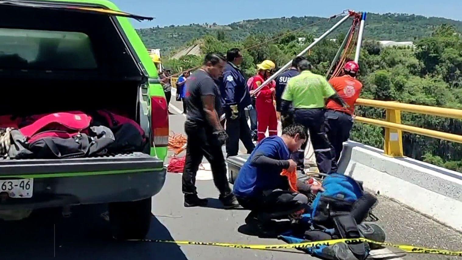 Rescatan 3 Cuerpos en Puente Calderon en Ixtapan de la Sal
