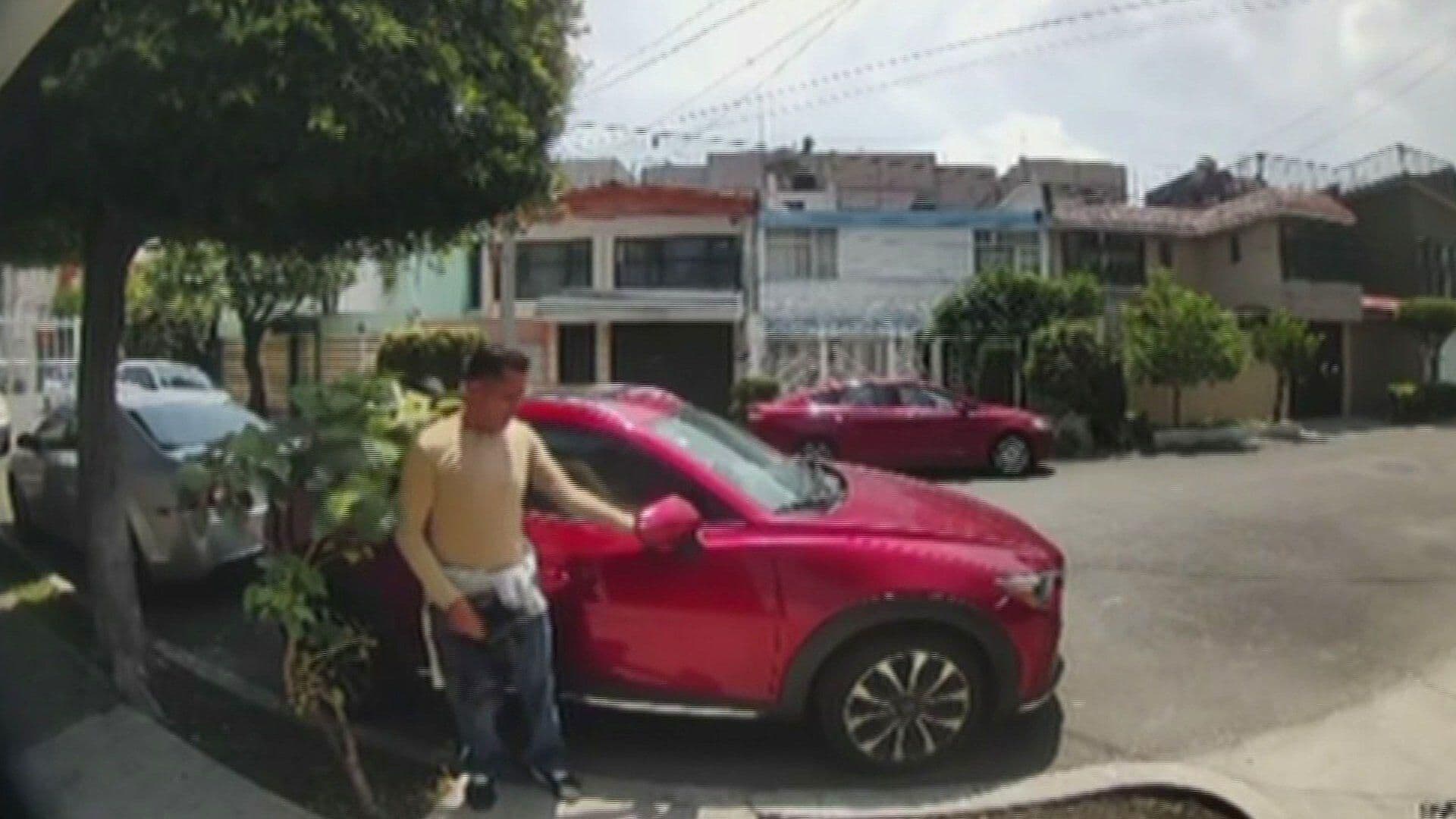 ¡En Tiempo Récord! Ladrón Roba Autopartes en 11 Segundos en Jardín Balbuena, CDMX | VIDEO