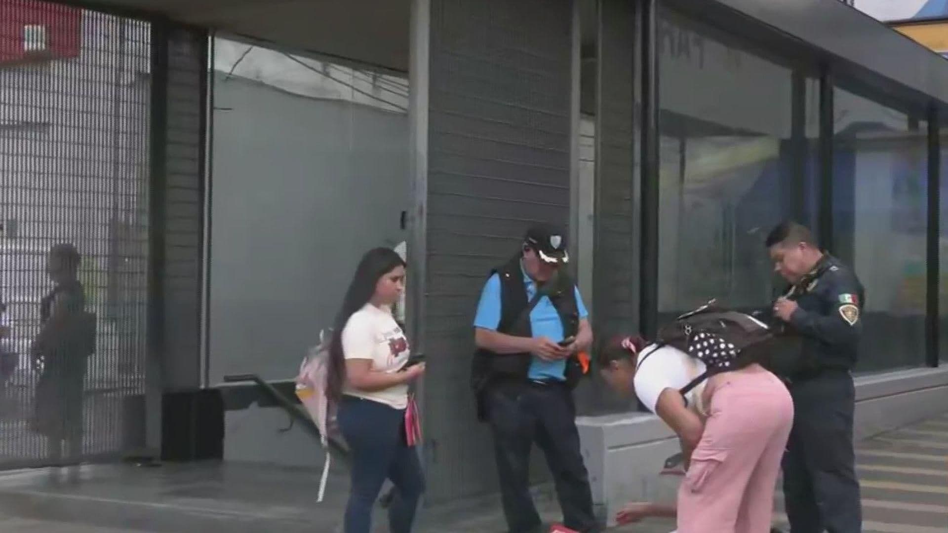 Hombre Convulsiona y Espera Ayuda en el Suelo por 30 Minutos, Afuera del Metro Mexicaltzingo