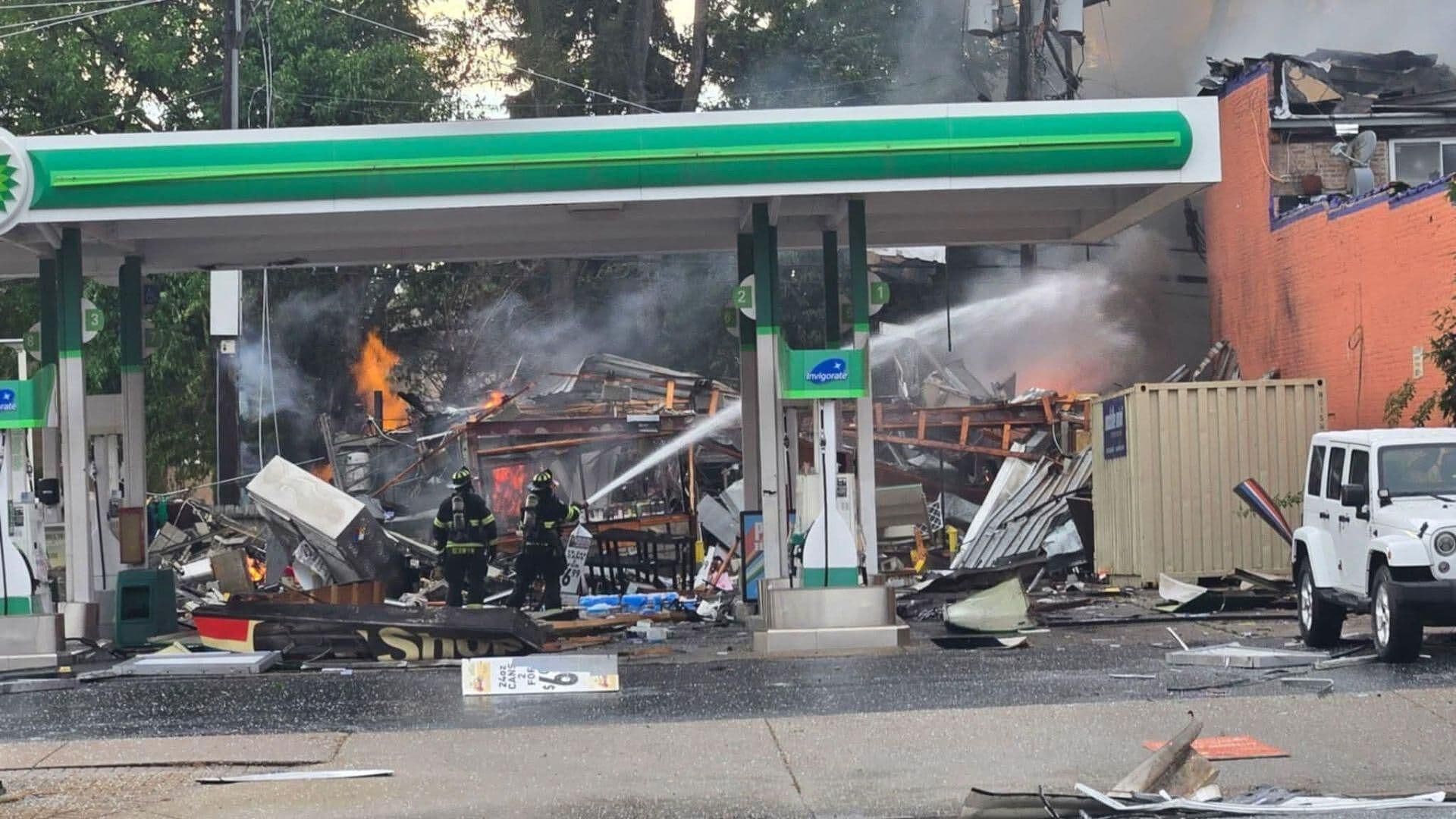Explosión Masiva Destruye Gasolinera en Chicago, Illinois, EUA