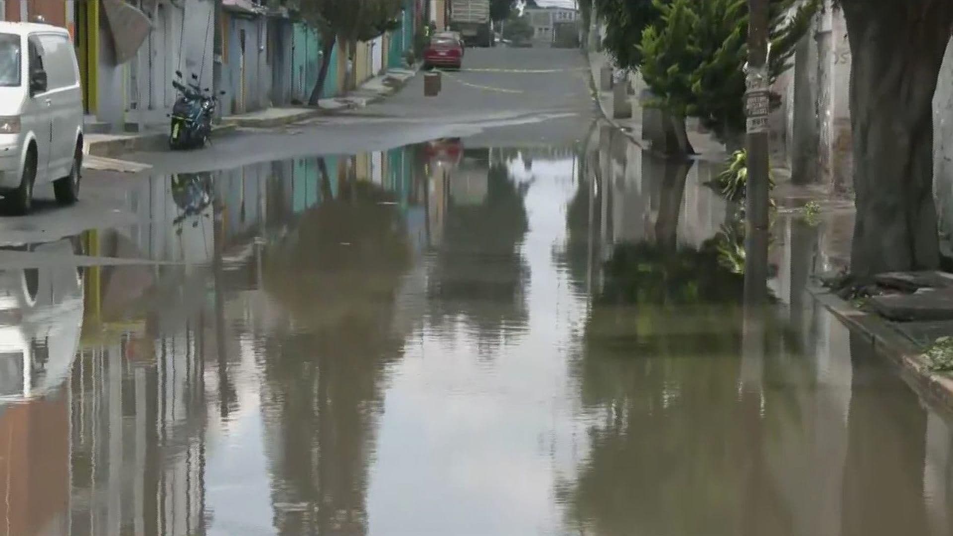 Enorme Fuga de Agua 'Inunda' Calles de Lomas de Zaragoza en Iztapalapa, CDMX