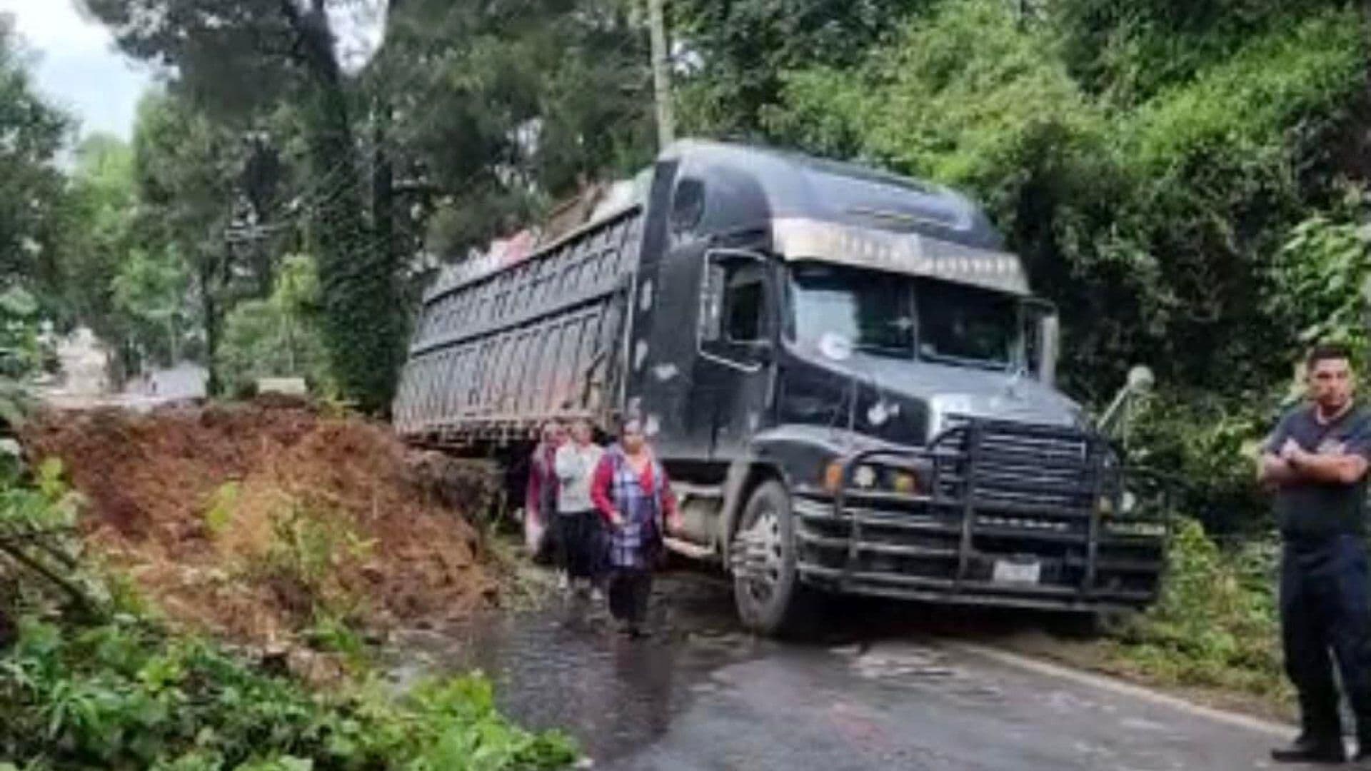 Deslizamiento de Tierra Provoca Bloqueo de Carretera Federal Tenango-Tenancingo