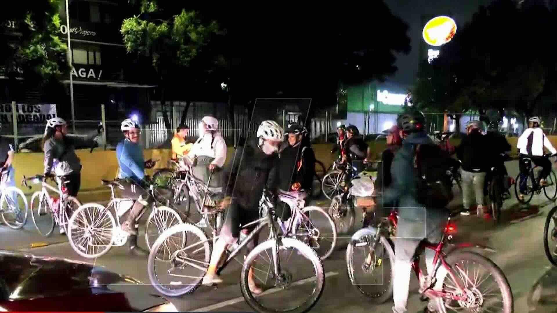Rodada Ciclista Nocturna Bloquea Circuito Interior, en Casco de Santo Tomás, CDMX
