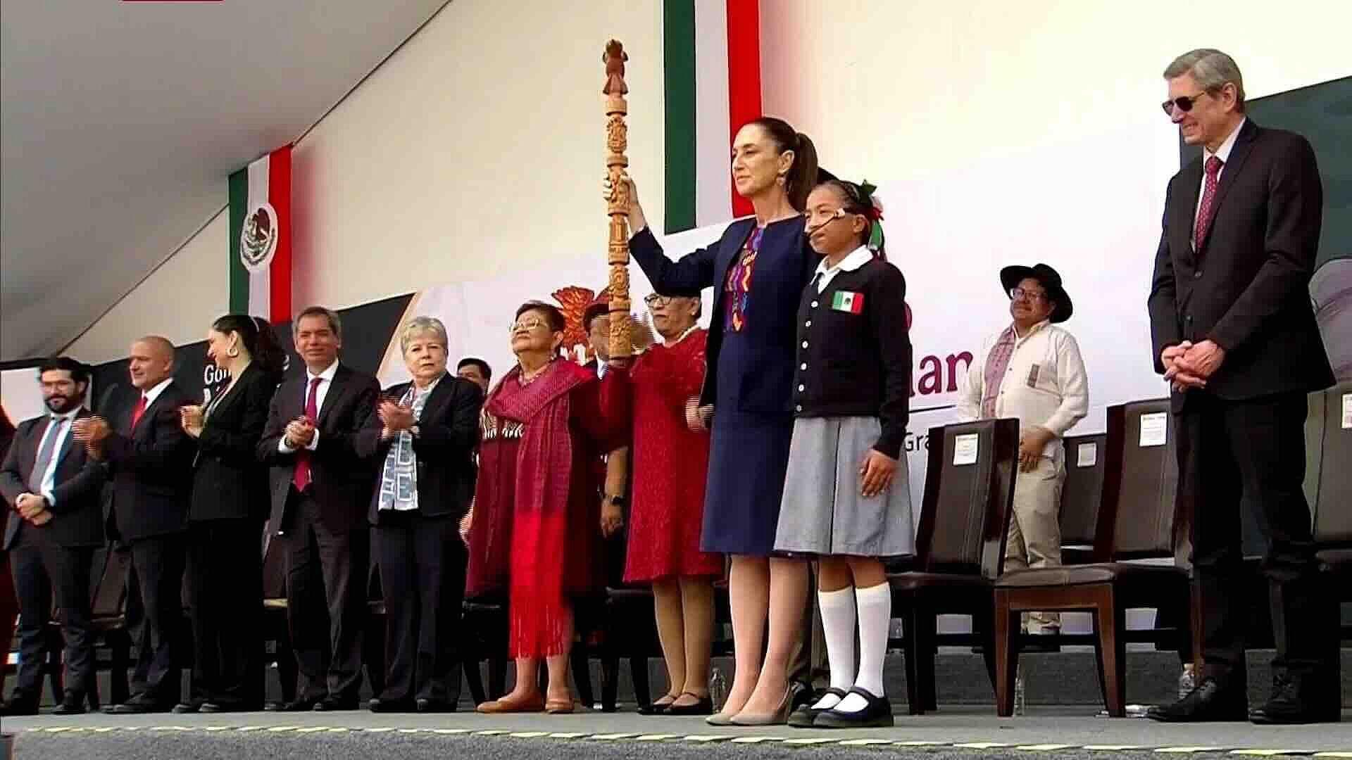 Claudia Sheinbaum Recibe el Topil de Mando al Concluir Homenaje a México-Tenochtitlán