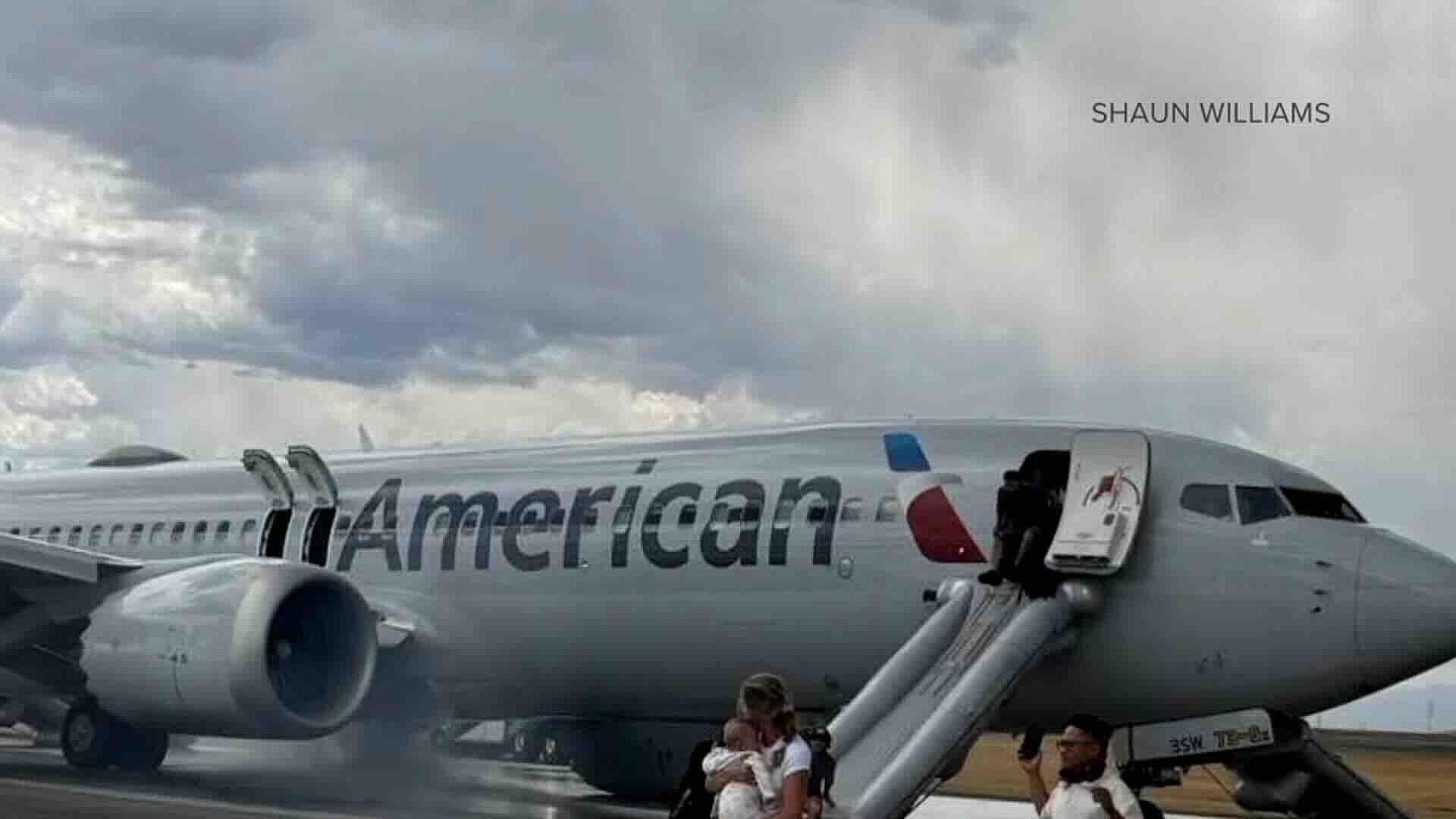 Evacúan Vuelo de American Airlines en Denver por Incendio en Tren de Aterrizaje