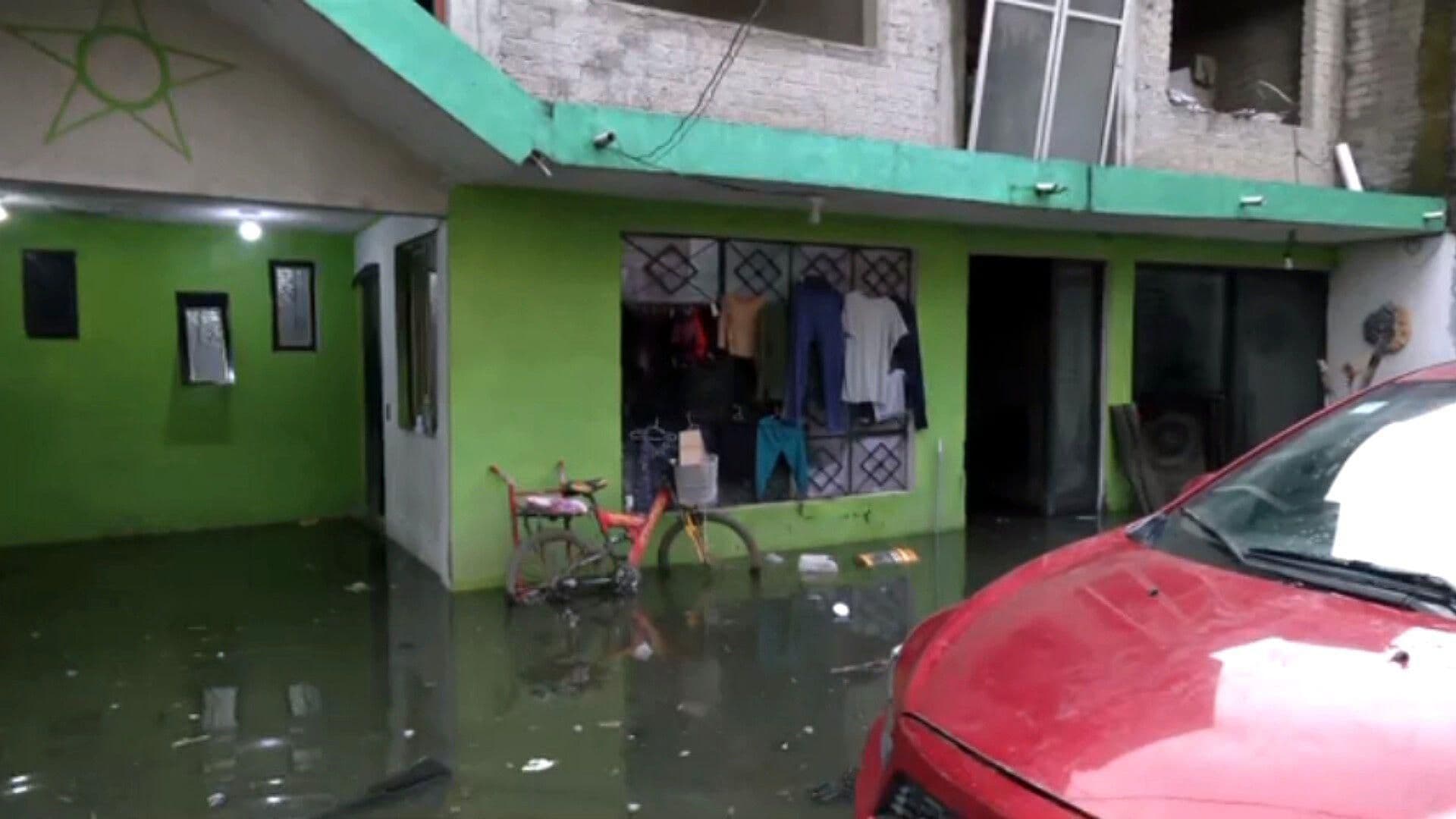 Desbordamiento de Canal Inunda Hoy La Conchita en Tláhuac; Vecinos Culpan a Obras Públicas