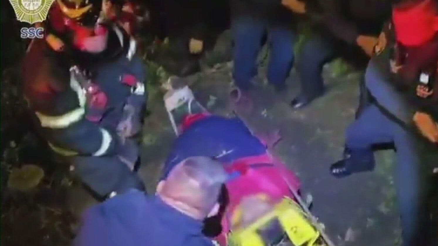 Rescatan a Jóvenes que Cayeron a Barranco en el Bosque de Chapultepec