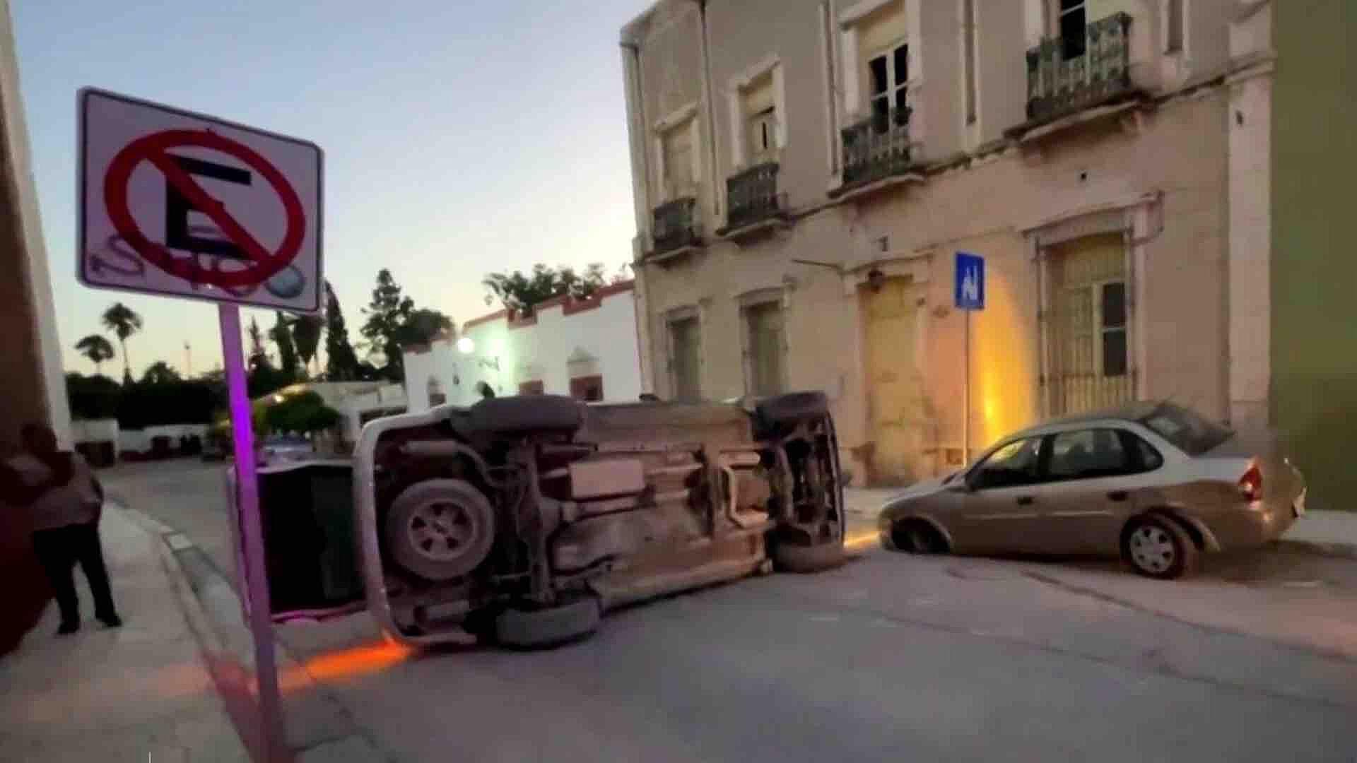 Camioneta Vuelca Tras Chocar con Auto Estacionado en Parras de la Fuente, Coahuila