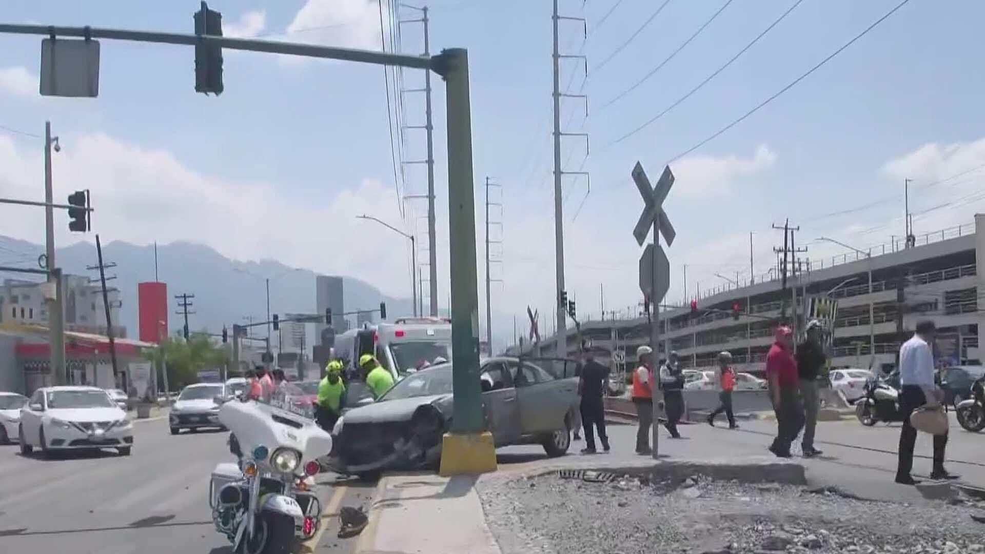 Deja Dos Lesionados Intenta Ganarle al Tren en Ave. Fleteros y Gonzalitos, NL