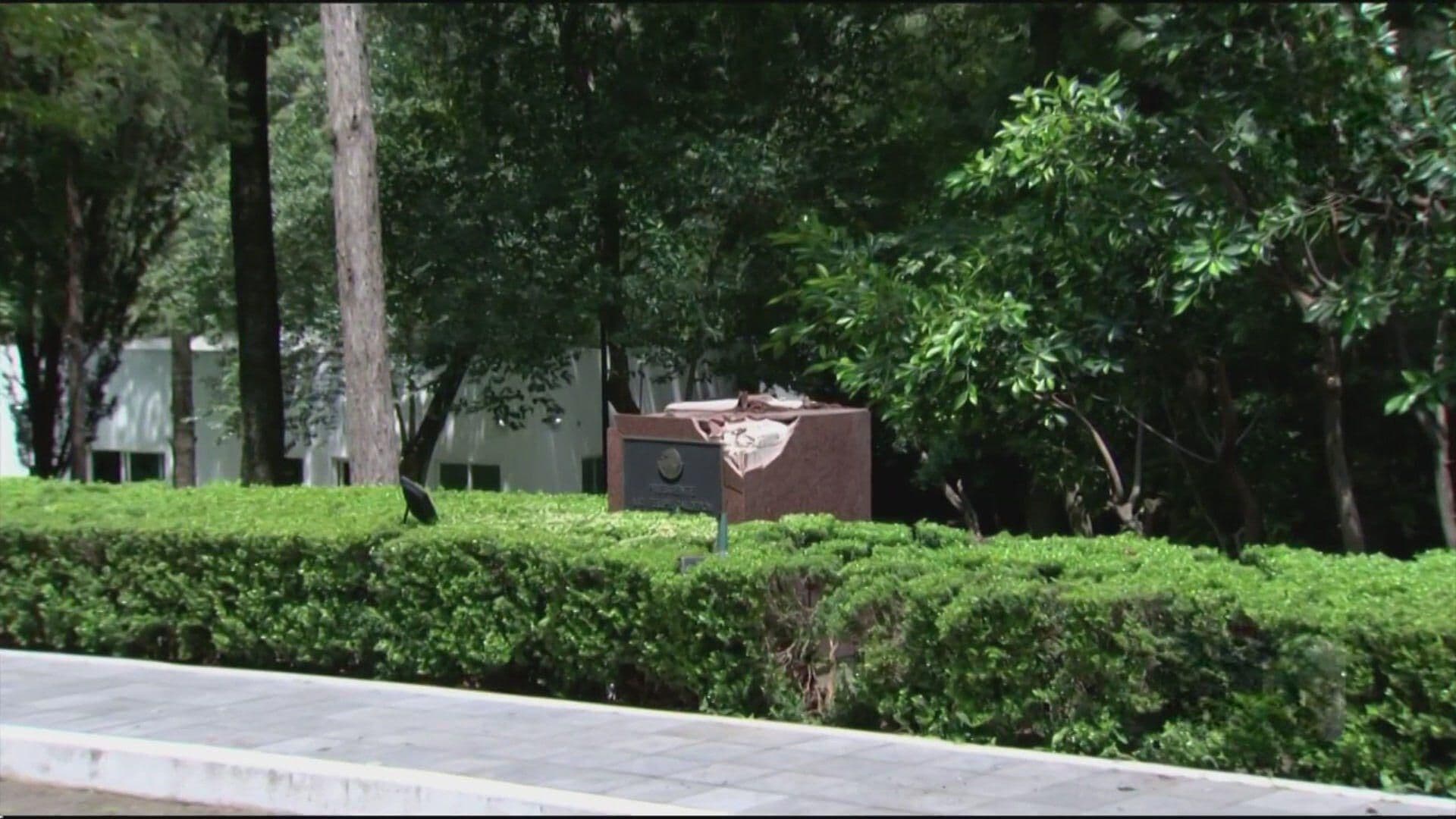 Caída de Árbol Derriba Escultura de Felipe Calderón, en el Centro Cultural Los Pinos