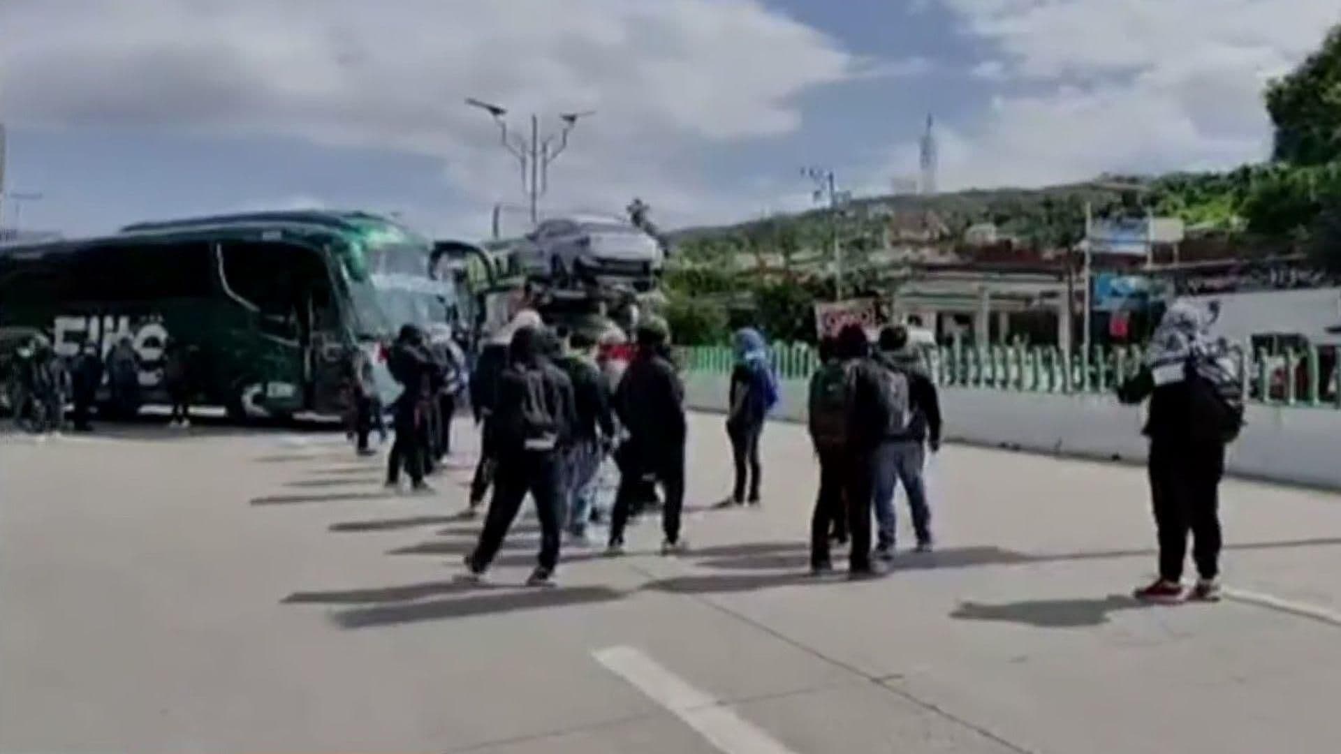 Normalistas Retienen Vehículos Repartidores Durante Protesta en Parador del Marqués