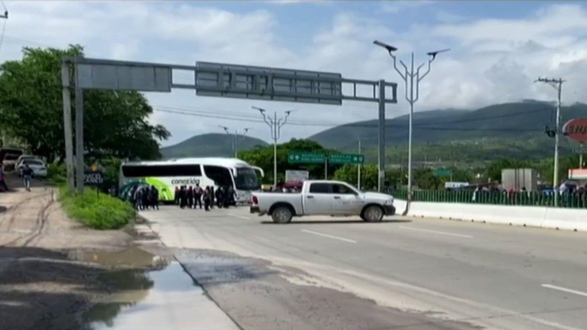Normalistas de Ayotzinapa Bloquean Parador del Marqués en Chilpancingo, Guerrero