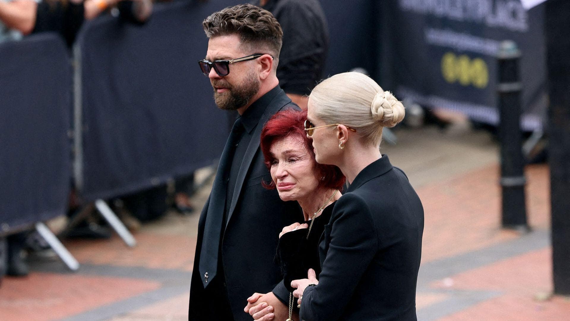 Familia de Ozzy Osbourne Acompaña Cortejo Fúnebre en Birmingham, Reino Unido