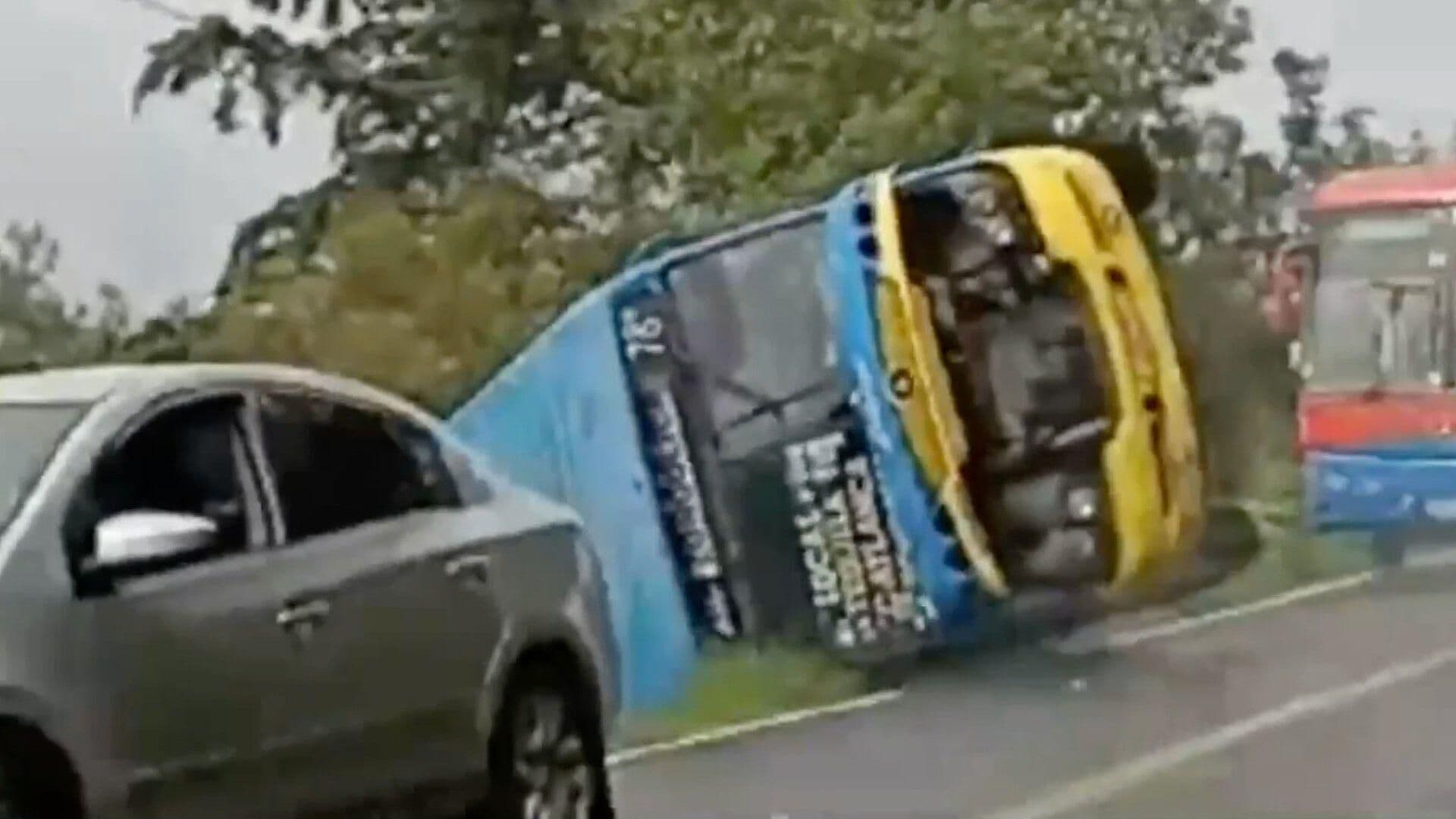 Tres Lesionados por Volcadura de Autobús en la Sierra de Zongolica