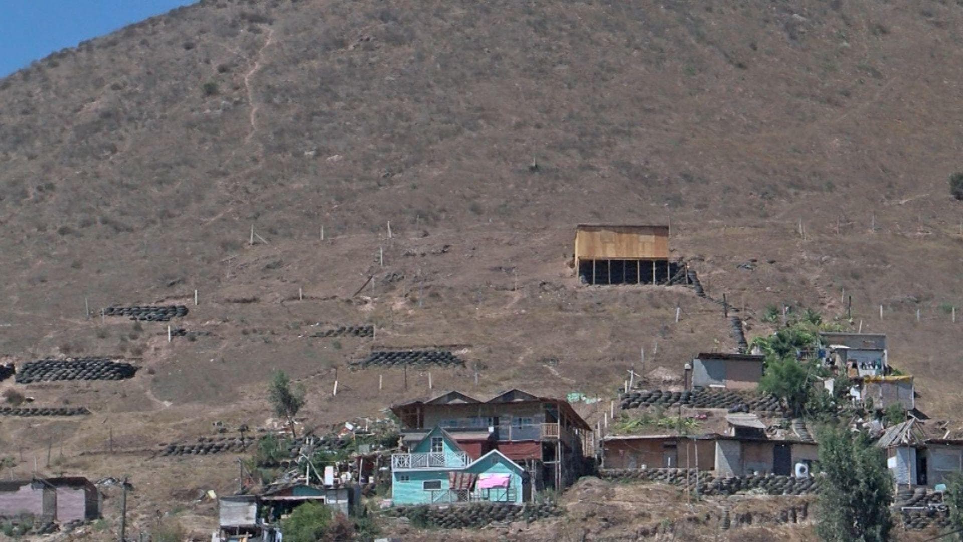 Advierten Riesgos por Construcciones Irregulares en El Cerro Colorado en Tijuana