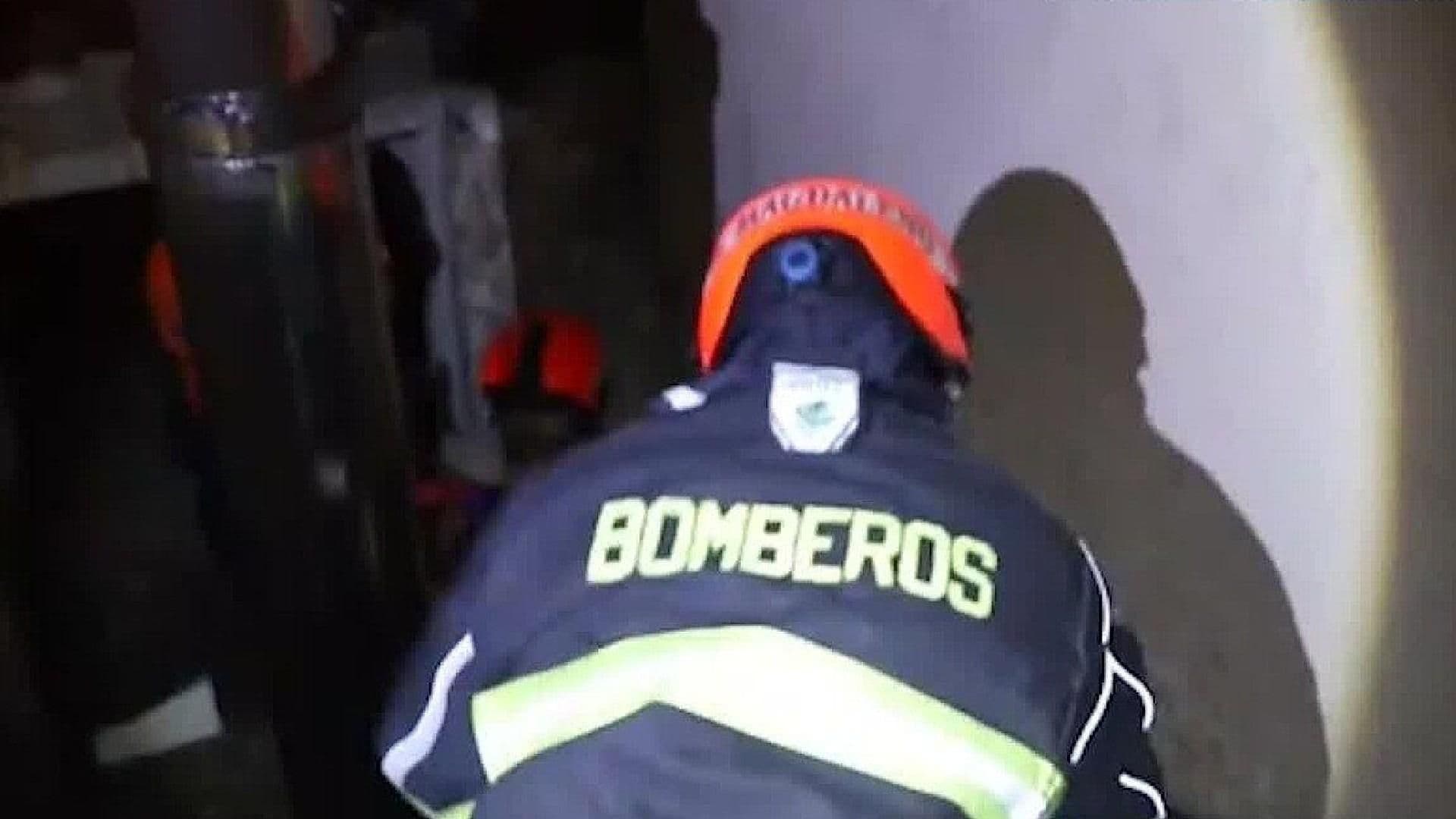 Bomberos Rescatan a Hombre que Cayó De Elevador de Carga en el Mercado de Abastos